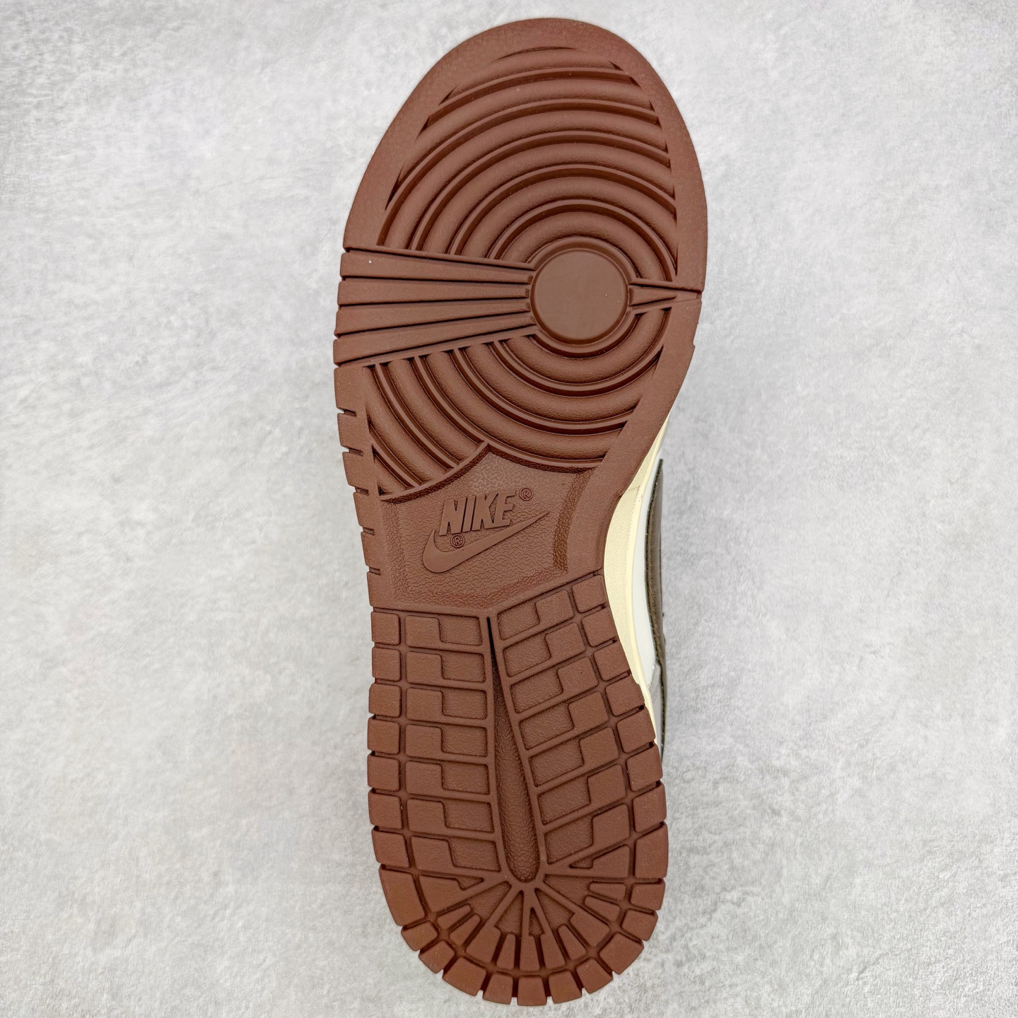 图片[9]-＃YC纯原 NK Dunk Low 破碎网格 DD1503-124 此款灵感来源于复古机能风，以黑棕色做旧风格为基底，灰青裂纹从石膏白中庭野蛮生长，每一道网格崩裂宛若冰封岩浆流动的瞬间定格。鞋身化作时间磨损的动态雕塑，腰身古铜色贴布Swoosh与后跟刺绣形成破坏性对话，在秩序解体中完成不规则美学朝圣。定制系列天花板 无原鞋不开发 全系列得物原鞋一比一校对开发 配色持续更新中 终端对接 优势输出 全套原厂楦头原纸板数据档案倾力打造 原汁原味莞产 极致还原 圈内最强针车工艺 高端零售指定版 广东原厂配套原盒原标 鞋盒分三个尺码段 原厂冲刀 超高清洁度 全鞋零毛边皮料切割 采用原厂百宏鞋带以及原厂百宏织唛舌标 内标可供原厂几率过验 进口原装条纹中底布 四线拉帮白色点胶 原厂拉帮手法遵循公司 原厂电绣 极致还原 尺码：36 36.5 37.5 38 38.5 39 40 40.5 41 42 42.5 43 44 44.5 45 46-选品中心