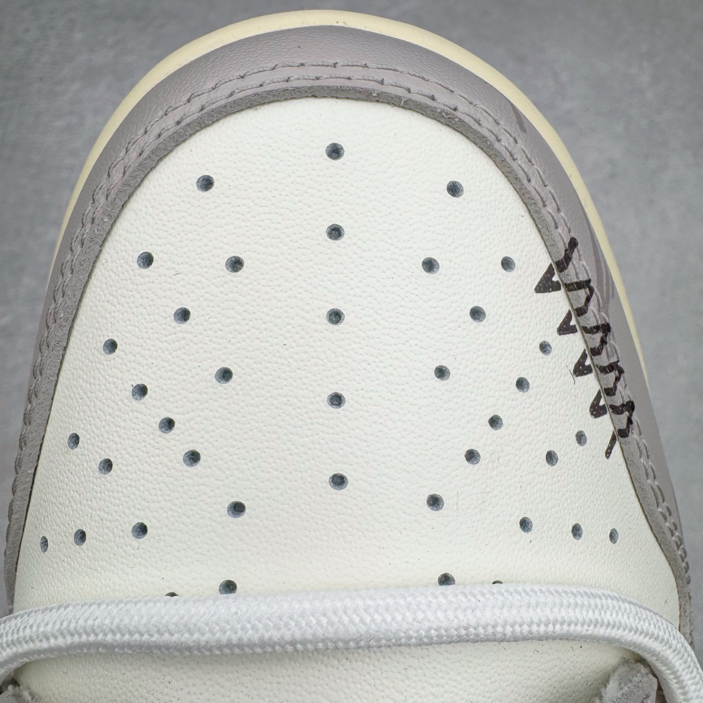 图片[15]-＃YC纯原 NK Dunk Low 破碎网格 DD1503-124 此款灵感来源于复古机能风，以黑棕色做旧风格为基底，灰青裂纹从石膏白中庭野蛮生长，每一道网格崩裂宛若冰封岩浆流动的瞬间定格。鞋身化作时间磨损的动态雕塑，腰身古铜色贴布Swoosh与后跟刺绣形成破坏性对话，在秩序解体中完成不规则美学朝圣。定制系列天花板 无原鞋不开发 全系列得物原鞋一比一校对开发 配色持续更新中 终端对接 优势输出 全套原厂楦头原纸板数据档案倾力打造 原汁原味莞产 极致还原 圈内最强针车工艺 高端零售指定版 广东原厂配套原盒原标 鞋盒分三个尺码段 原厂冲刀 超高清洁度 全鞋零毛边皮料切割 采用原厂百宏鞋带以及原厂百宏织唛舌标 内标可供原厂几率过验 进口原装条纹中底布 四线拉帮白色点胶 原厂拉帮手法遵循公司 原厂电绣 极致还原 尺码：36 36.5 37.5 38 38.5 39 40 40.5 41 42 42.5 43 44 44.5 45 46-选品中心