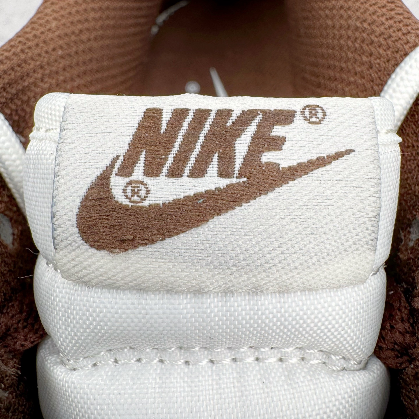 图片[16]-＃YC纯原 NK Dunk Low 破碎网格 DD1503-124 此款灵感来源于复古机能风，以黑棕色做旧风格为基底，灰青裂纹从石膏白中庭野蛮生长，每一道网格崩裂宛若冰封岩浆流动的瞬间定格。鞋身化作时间磨损的动态雕塑，腰身古铜色贴布Swoosh与后跟刺绣形成破坏性对话，在秩序解体中完成不规则美学朝圣。定制系列天花板 无原鞋不开发 全系列得物原鞋一比一校对开发 配色持续更新中 终端对接 优势输出 全套原厂楦头原纸板数据档案倾力打造 原汁原味莞产 极致还原 圈内最强针车工艺 高端零售指定版 广东原厂配套原盒原标 鞋盒分三个尺码段 原厂冲刀 超高清洁度 全鞋零毛边皮料切割 采用原厂百宏鞋带以及原厂百宏织唛舌标 内标可供原厂几率过验 进口原装条纹中底布 四线拉帮白色点胶 原厂拉帮手法遵循公司 原厂电绣 极致还原 尺码：36 36.5 37.5 38 38.5 39 40 40.5 41 42 42.5 43 44 44.5 45 46-选品中心