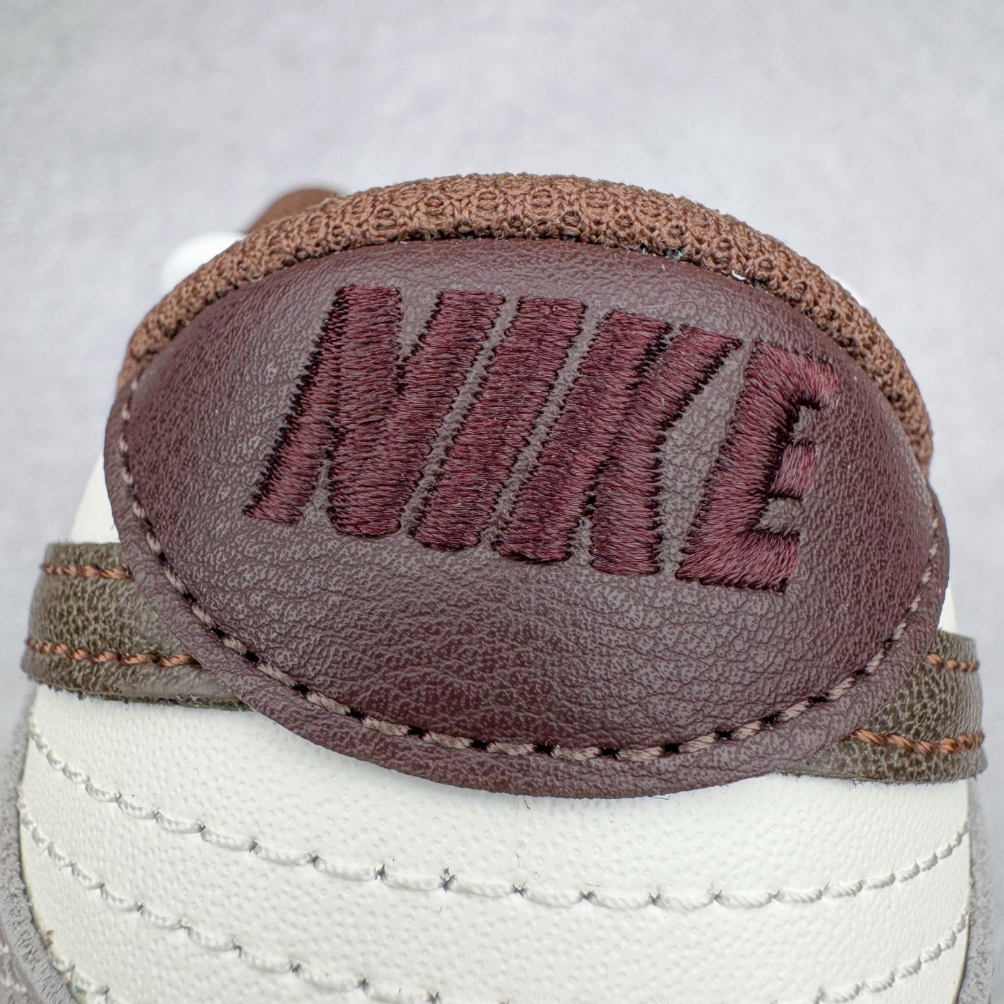 图片[13]-＃YC纯原 NK Dunk Low 破碎网格 DD1503-124 此款灵感来源于复古机能风，以黑棕色做旧风格为基底，灰青裂纹从石膏白中庭野蛮生长，每一道网格崩裂宛若冰封岩浆流动的瞬间定格。鞋身化作时间磨损的动态雕塑，腰身古铜色贴布Swoosh与后跟刺绣形成破坏性对话，在秩序解体中完成不规则美学朝圣。定制系列天花板 无原鞋不开发 全系列得物原鞋一比一校对开发 配色持续更新中 终端对接 优势输出 全套原厂楦头原纸板数据档案倾力打造 原汁原味莞产 极致还原 圈内最强针车工艺 高端零售指定版 广东原厂配套原盒原标 鞋盒分三个尺码段 原厂冲刀 超高清洁度 全鞋零毛边皮料切割 采用原厂百宏鞋带以及原厂百宏织唛舌标 内标可供原厂几率过验 进口原装条纹中底布 四线拉帮白色点胶 原厂拉帮手法遵循公司 原厂电绣 极致还原 尺码：36 36.5 37.5 38 38.5 39 40 40.5 41 42 42.5 43 44 44.5 45 46-选品中心