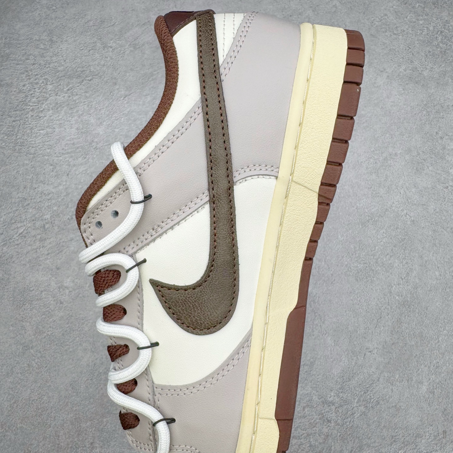 图片[7]-＃YC纯原 NK Dunk Low 破碎网格 DD1503-124 此款灵感来源于复古机能风，以黑棕色做旧风格为基底，灰青裂纹从石膏白中庭野蛮生长，每一道网格崩裂宛若冰封岩浆流动的瞬间定格。鞋身化作时间磨损的动态雕塑，腰身古铜色贴布Swoosh与后跟刺绣形成破坏性对话，在秩序解体中完成不规则美学朝圣。定制系列天花板 无原鞋不开发 全系列得物原鞋一比一校对开发 配色持续更新中 终端对接 优势输出 全套原厂楦头原纸板数据档案倾力打造 原汁原味莞产 极致还原 圈内最强针车工艺 高端零售指定版 广东原厂配套原盒原标 鞋盒分三个尺码段 原厂冲刀 超高清洁度 全鞋零毛边皮料切割 采用原厂百宏鞋带以及原厂百宏织唛舌标 内标可供原厂几率过验 进口原装条纹中底布 四线拉帮白色点胶 原厂拉帮手法遵循公司 原厂电绣 极致还原 尺码：36 36.5 37.5 38 38.5 39 40 40.5 41 42 42.5 43 44 44.5 45 46-选品中心