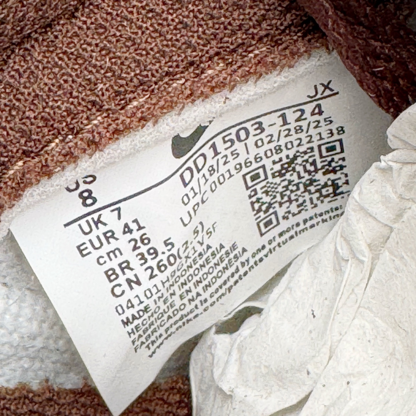 图片[17]-＃YC纯原 NK Dunk Low 破碎网格 DD1503-124 此款灵感来源于复古机能风，以黑棕色做旧风格为基底，灰青裂纹从石膏白中庭野蛮生长，每一道网格崩裂宛若冰封岩浆流动的瞬间定格。鞋身化作时间磨损的动态雕塑，腰身古铜色贴布Swoosh与后跟刺绣形成破坏性对话，在秩序解体中完成不规则美学朝圣。定制系列天花板 无原鞋不开发 全系列得物原鞋一比一校对开发 配色持续更新中 终端对接 优势输出 全套原厂楦头原纸板数据档案倾力打造 原汁原味莞产 极致还原 圈内最强针车工艺 高端零售指定版 广东原厂配套原盒原标 鞋盒分三个尺码段 原厂冲刀 超高清洁度 全鞋零毛边皮料切割 采用原厂百宏鞋带以及原厂百宏织唛舌标 内标可供原厂几率过验 进口原装条纹中底布 四线拉帮白色点胶 原厂拉帮手法遵循公司 原厂电绣 极致还原 尺码：36 36.5 37.5 38 38.5 39 40 40.5 41 42 42.5 43 44 44.5 45 46-选品中心