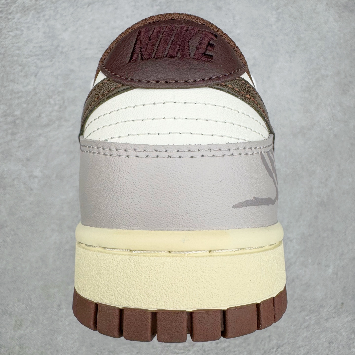 图片[8]-＃YC纯原 NK Dunk Low 破碎网格 DD1503-124 此款灵感来源于复古机能风，以黑棕色做旧风格为基底，灰青裂纹从石膏白中庭野蛮生长，每一道网格崩裂宛若冰封岩浆流动的瞬间定格。鞋身化作时间磨损的动态雕塑，腰身古铜色贴布Swoosh与后跟刺绣形成破坏性对话，在秩序解体中完成不规则美学朝圣。定制系列天花板 无原鞋不开发 全系列得物原鞋一比一校对开发 配色持续更新中 终端对接 优势输出 全套原厂楦头原纸板数据档案倾力打造 原汁原味莞产 极致还原 圈内最强针车工艺 高端零售指定版 广东原厂配套原盒原标 鞋盒分三个尺码段 原厂冲刀 超高清洁度 全鞋零毛边皮料切割 采用原厂百宏鞋带以及原厂百宏织唛舌标 内标可供原厂几率过验 进口原装条纹中底布 四线拉帮白色点胶 原厂拉帮手法遵循公司 原厂电绣 极致还原 尺码：36 36.5 37.5 38 38.5 39 40 40.5 41 42 42.5 43 44 44.5 45 46-选品中心