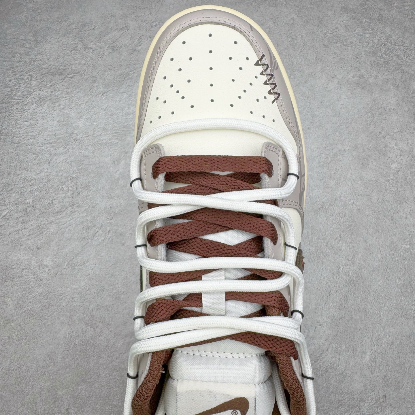 图片[4]-＃YC纯原 NK Dunk Low 破碎网格 DD1503-124 此款灵感来源于复古机能风，以黑棕色做旧风格为基底，灰青裂纹从石膏白中庭野蛮生长，每一道网格崩裂宛若冰封岩浆流动的瞬间定格。鞋身化作时间磨损的动态雕塑，腰身古铜色贴布Swoosh与后跟刺绣形成破坏性对话，在秩序解体中完成不规则美学朝圣。定制系列天花板 无原鞋不开发 全系列得物原鞋一比一校对开发 配色持续更新中 终端对接 优势输出 全套原厂楦头原纸板数据档案倾力打造 原汁原味莞产 极致还原 圈内最强针车工艺 高端零售指定版 广东原厂配套原盒原标 鞋盒分三个尺码段 原厂冲刀 超高清洁度 全鞋零毛边皮料切割 采用原厂百宏鞋带以及原厂百宏织唛舌标 内标可供原厂几率过验 进口原装条纹中底布 四线拉帮白色点胶 原厂拉帮手法遵循公司 原厂电绣 极致还原 尺码：36 36.5 37.5 38 38.5 39 40 40.5 41 42 42.5 43 44 44.5 45 46-选品中心