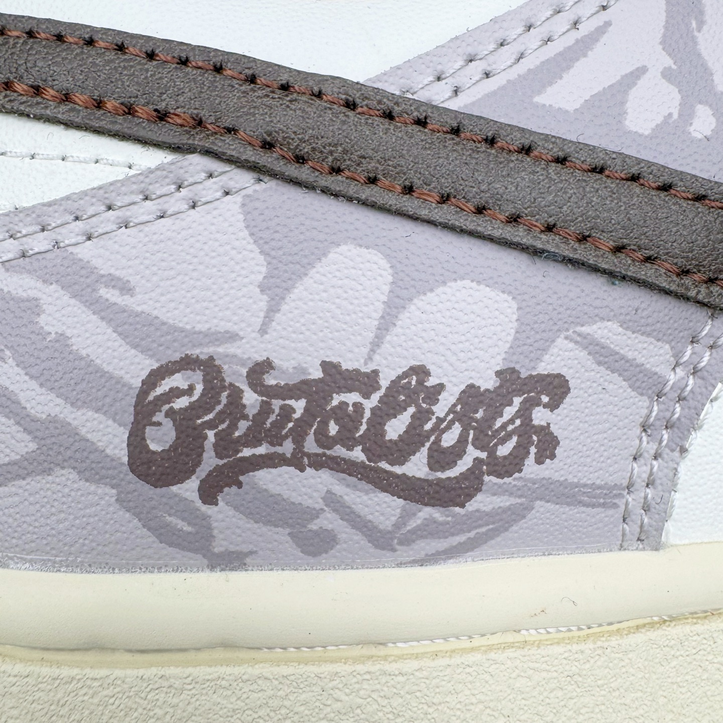 图片[12]-＃YC纯原 NK Dunk Low 破碎网格 DD1503-124 此款灵感来源于复古机能风，以黑棕色做旧风格为基底，灰青裂纹从石膏白中庭野蛮生长，每一道网格崩裂宛若冰封岩浆流动的瞬间定格。鞋身化作时间磨损的动态雕塑，腰身古铜色贴布Swoosh与后跟刺绣形成破坏性对话，在秩序解体中完成不规则美学朝圣。定制系列天花板 无原鞋不开发 全系列得物原鞋一比一校对开发 配色持续更新中 终端对接 优势输出 全套原厂楦头原纸板数据档案倾力打造 原汁原味莞产 极致还原 圈内最强针车工艺 高端零售指定版 广东原厂配套原盒原标 鞋盒分三个尺码段 原厂冲刀 超高清洁度 全鞋零毛边皮料切割 采用原厂百宏鞋带以及原厂百宏织唛舌标 内标可供原厂几率过验 进口原装条纹中底布 四线拉帮白色点胶 原厂拉帮手法遵循公司 原厂电绣 极致还原 尺码：36 36.5 37.5 38 38.5 39 40 40.5 41 42 42.5 43 44 44.5 45 46-选品中心