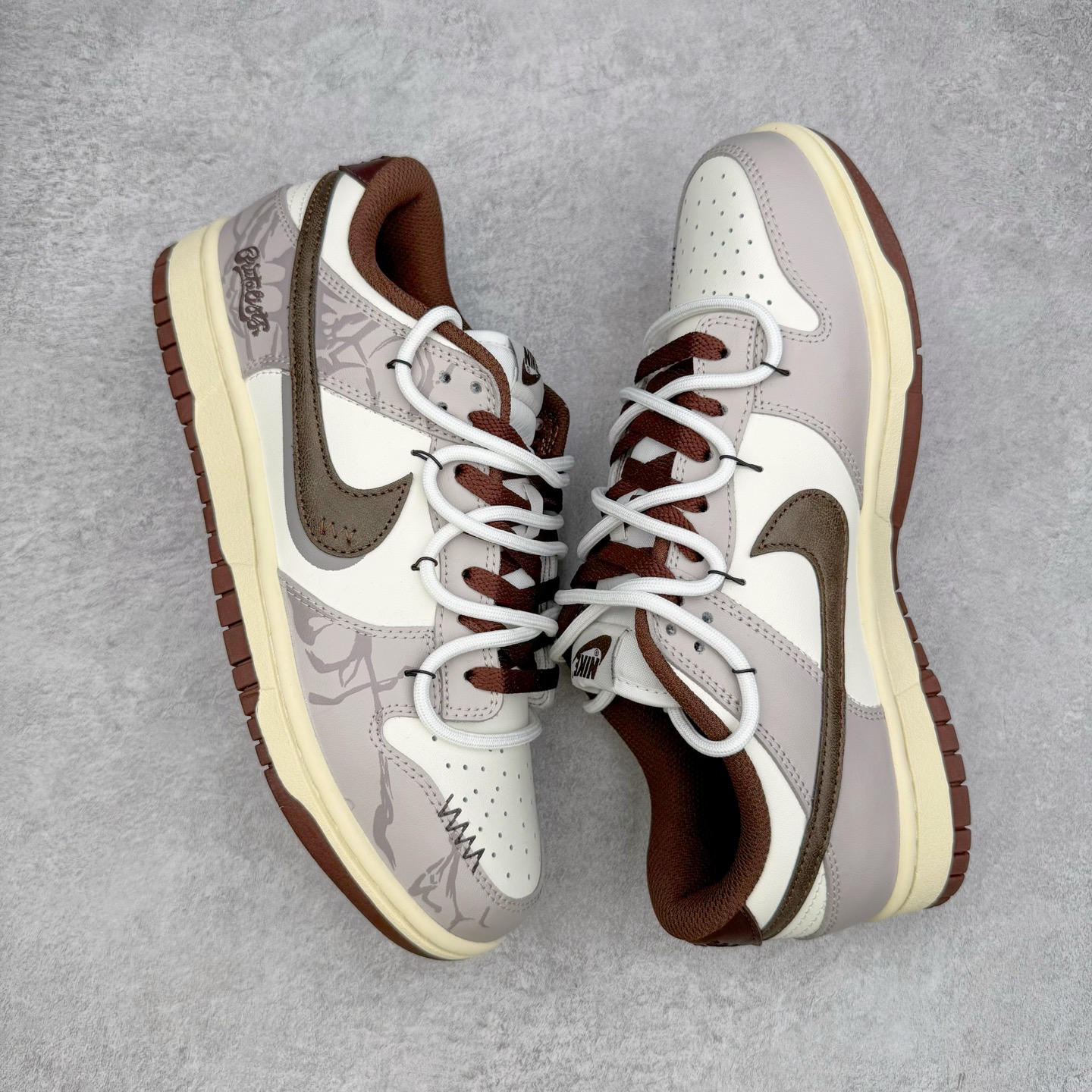 图片[3]-＃YC纯原 NK Dunk Low 破碎网格 DD1503-124 此款灵感来源于复古机能风，以黑棕色做旧风格为基底，灰青裂纹从石膏白中庭野蛮生长，每一道网格崩裂宛若冰封岩浆流动的瞬间定格。鞋身化作时间磨损的动态雕塑，腰身古铜色贴布Swoosh与后跟刺绣形成破坏性对话，在秩序解体中完成不规则美学朝圣。定制系列天花板 无原鞋不开发 全系列得物原鞋一比一校对开发 配色持续更新中 终端对接 优势输出 全套原厂楦头原纸板数据档案倾力打造 原汁原味莞产 极致还原 圈内最强针车工艺 高端零售指定版 广东原厂配套原盒原标 鞋盒分三个尺码段 原厂冲刀 超高清洁度 全鞋零毛边皮料切割 采用原厂百宏鞋带以及原厂百宏织唛舌标 内标可供原厂几率过验 进口原装条纹中底布 四线拉帮白色点胶 原厂拉帮手法遵循公司 原厂电绣 极致还原 尺码：36 36.5 37.5 38 38.5 39 40 40.5 41 42 42.5 43 44 44.5 45 46-选品中心