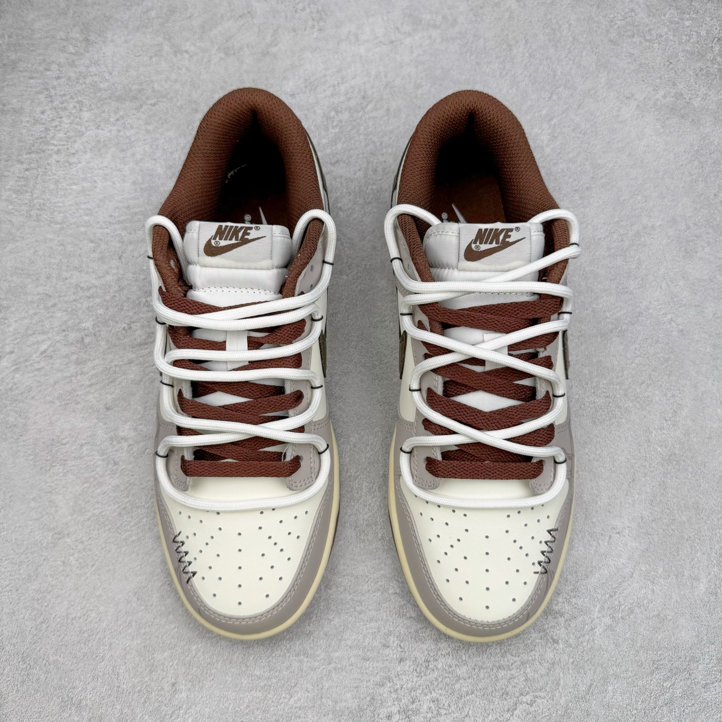 图片[2]-＃YC纯原 NK Dunk Low 破碎网格 DD1503-124 此款灵感来源于复古机能风，以黑棕色做旧风格为基底，灰青裂纹从石膏白中庭野蛮生长，每一道网格崩裂宛若冰封岩浆流动的瞬间定格。鞋身化作时间磨损的动态雕塑，腰身古铜色贴布Swoosh与后跟刺绣形成破坏性对话，在秩序解体中完成不规则美学朝圣。定制系列天花板 无原鞋不开发 全系列得物原鞋一比一校对开发 配色持续更新中 终端对接 优势输出 全套原厂楦头原纸板数据档案倾力打造 原汁原味莞产 极致还原 圈内最强针车工艺 高端零售指定版 广东原厂配套原盒原标 鞋盒分三个尺码段 原厂冲刀 超高清洁度 全鞋零毛边皮料切割 采用原厂百宏鞋带以及原厂百宏织唛舌标 内标可供原厂几率过验 进口原装条纹中底布 四线拉帮白色点胶 原厂拉帮手法遵循公司 原厂电绣 极致还原 尺码：36 36.5 37.5 38 38.5 39 40 40.5 41 42 42.5 43 44 44.5 45 46-选品中心