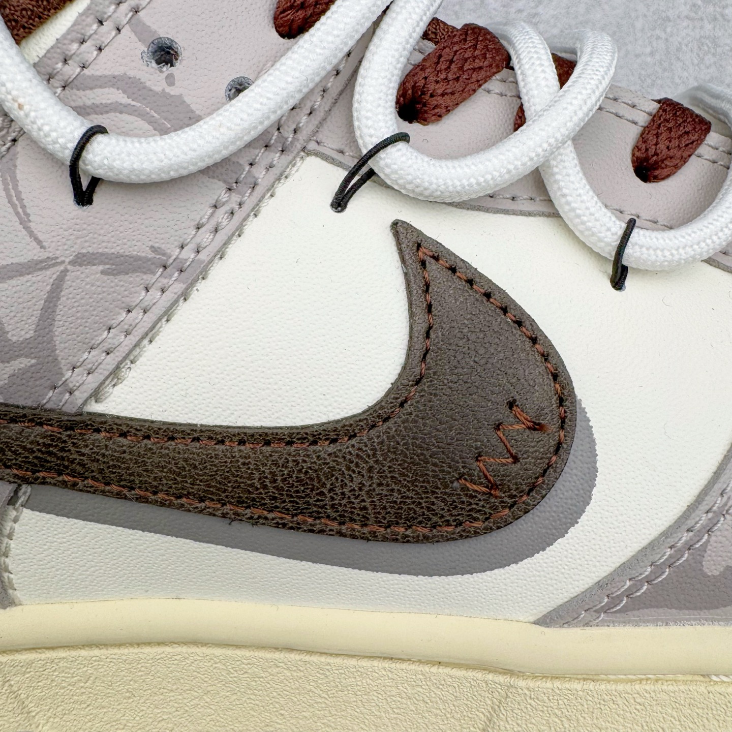 图片[11]-＃YC纯原 NK Dunk Low 破碎网格 DD1503-124 此款灵感来源于复古机能风，以黑棕色做旧风格为基底，灰青裂纹从石膏白中庭野蛮生长，每一道网格崩裂宛若冰封岩浆流动的瞬间定格。鞋身化作时间磨损的动态雕塑，腰身古铜色贴布Swoosh与后跟刺绣形成破坏性对话，在秩序解体中完成不规则美学朝圣。定制系列天花板 无原鞋不开发 全系列得物原鞋一比一校对开发 配色持续更新中 终端对接 优势输出 全套原厂楦头原纸板数据档案倾力打造 原汁原味莞产 极致还原 圈内最强针车工艺 高端零售指定版 广东原厂配套原盒原标 鞋盒分三个尺码段 原厂冲刀 超高清洁度 全鞋零毛边皮料切割 采用原厂百宏鞋带以及原厂百宏织唛舌标 内标可供原厂几率过验 进口原装条纹中底布 四线拉帮白色点胶 原厂拉帮手法遵循公司 原厂电绣 极致还原 尺码：36 36.5 37.5 38 38.5 39 40 40.5 41 42 42.5 43 44 44.5 45 46-选品中心