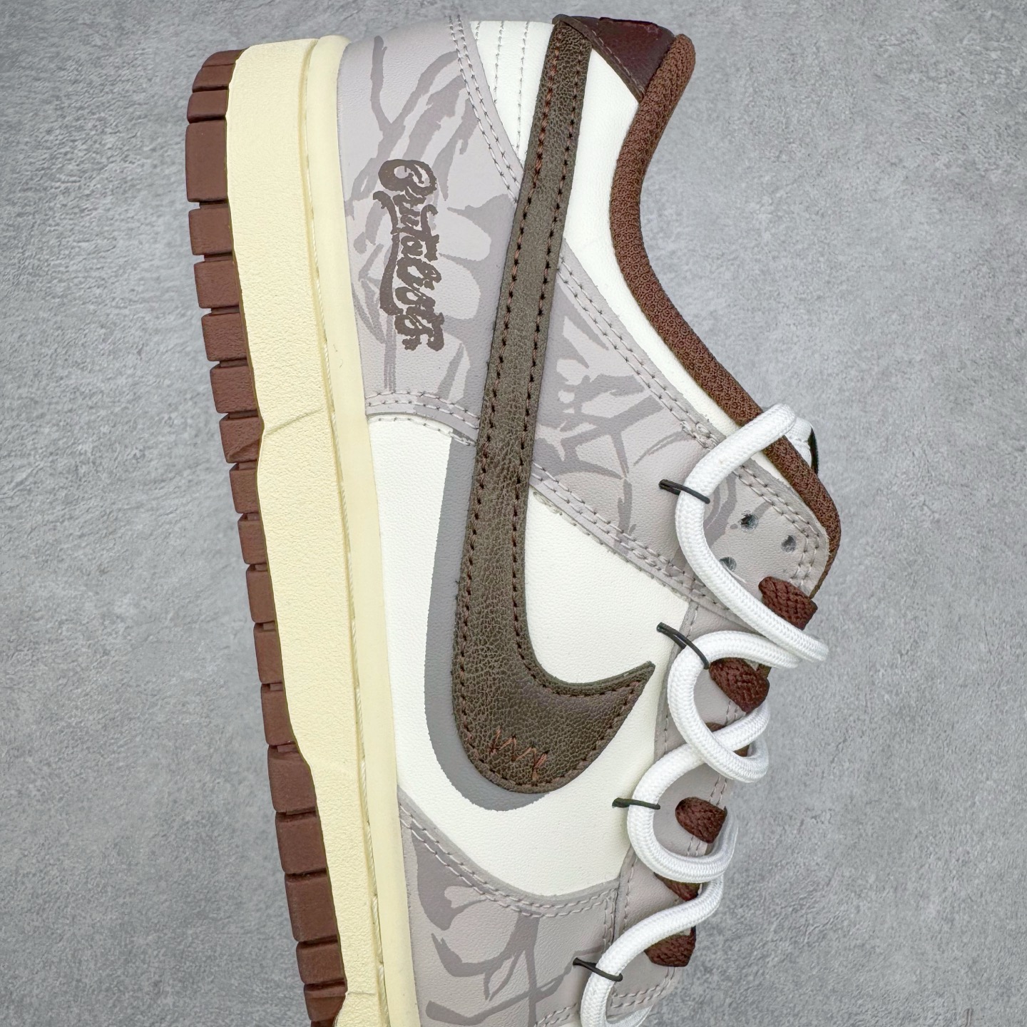 图片[6]-＃YC纯原 NK Dunk Low 破碎网格 DD1503-124 此款灵感来源于复古机能风，以黑棕色做旧风格为基底，灰青裂纹从石膏白中庭野蛮生长，每一道网格崩裂宛若冰封岩浆流动的瞬间定格。鞋身化作时间磨损的动态雕塑，腰身古铜色贴布Swoosh与后跟刺绣形成破坏性对话，在秩序解体中完成不规则美学朝圣。定制系列天花板 无原鞋不开发 全系列得物原鞋一比一校对开发 配色持续更新中 终端对接 优势输出 全套原厂楦头原纸板数据档案倾力打造 原汁原味莞产 极致还原 圈内最强针车工艺 高端零售指定版 广东原厂配套原盒原标 鞋盒分三个尺码段 原厂冲刀 超高清洁度 全鞋零毛边皮料切割 采用原厂百宏鞋带以及原厂百宏织唛舌标 内标可供原厂几率过验 进口原装条纹中底布 四线拉帮白色点胶 原厂拉帮手法遵循公司 原厂电绣 极致还原 尺码：36 36.5 37.5 38 38.5 39 40 40.5 41 42 42.5 43 44 44.5 45 46-选品中心