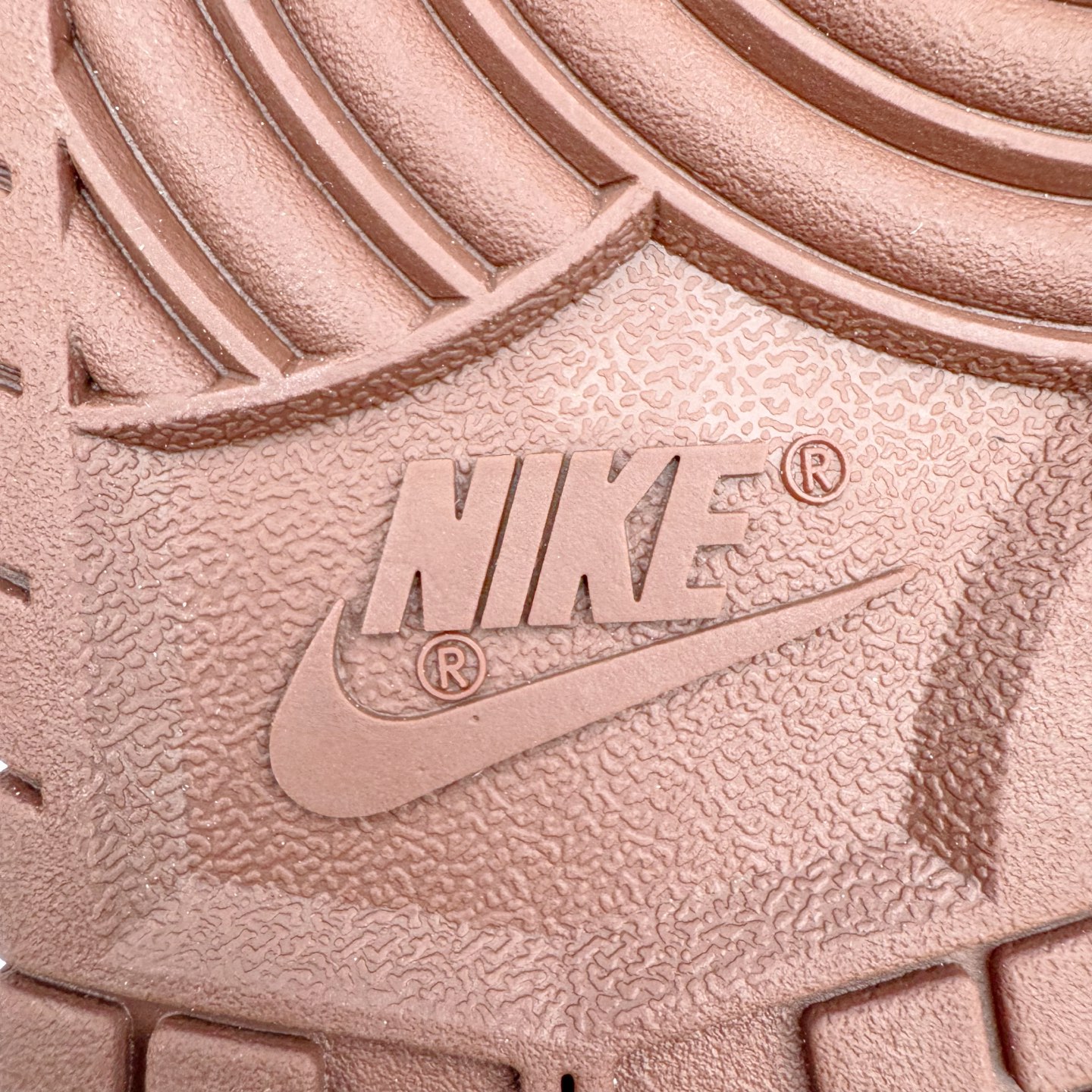 图片[14]-＃YC纯原 NK Dunk Low 破碎网格 DD1503-124 此款灵感来源于复古机能风，以黑棕色做旧风格为基底，灰青裂纹从石膏白中庭野蛮生长，每一道网格崩裂宛若冰封岩浆流动的瞬间定格。鞋身化作时间磨损的动态雕塑，腰身古铜色贴布Swoosh与后跟刺绣形成破坏性对话，在秩序解体中完成不规则美学朝圣。定制系列天花板 无原鞋不开发 全系列得物原鞋一比一校对开发 配色持续更新中 终端对接 优势输出 全套原厂楦头原纸板数据档案倾力打造 原汁原味莞产 极致还原 圈内最强针车工艺 高端零售指定版 广东原厂配套原盒原标 鞋盒分三个尺码段 原厂冲刀 超高清洁度 全鞋零毛边皮料切割 采用原厂百宏鞋带以及原厂百宏织唛舌标 内标可供原厂几率过验 进口原装条纹中底布 四线拉帮白色点胶 原厂拉帮手法遵循公司 原厂电绣 极致还原 尺码：36 36.5 37.5 38 38.5 39 40 40.5 41 42 42.5 43 44 44.5 45 46-选品中心