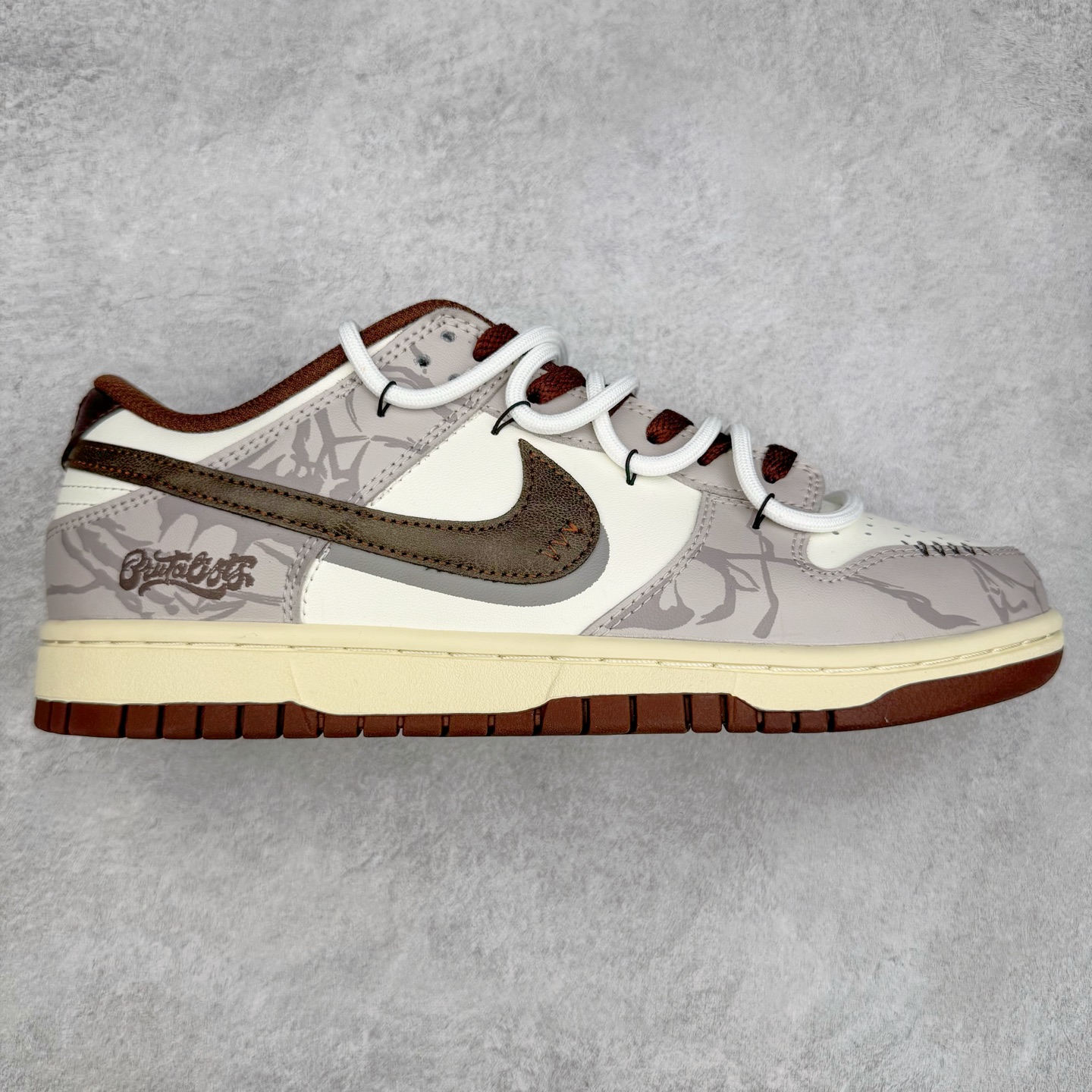 ＃YC纯原 NK Dunk Low 破碎网格 DD1503-124 此款灵感来源于复古机能风，以黑棕色做旧风格为基底，灰青裂纹从石膏白中庭野蛮生长，每一道网格崩裂宛若冰封岩浆流动的瞬间定格。鞋身化作时间磨损的动态雕塑，腰身古铜色贴布Swoosh与后跟刺绣形成破坏性对话，在秩序解体中完成不规则美学朝圣。定制系列天花板 无原鞋不开发 全系列得物原鞋一比一校对开发 配色持续更新中 终端对接 优势输出 全套原厂楦头原纸板数据档案倾力打造 原汁原味莞产 极致还原 圈内最强针车工艺 高端零售指定版 广东原厂配套原盒原标 鞋盒分三个尺码段 原厂冲刀 超高清洁度 全鞋零毛边皮料切割 采用原厂百宏鞋带以及原厂百宏织唛舌标 内标可供原厂几率过验 进口原装条纹中底布 四线拉帮白色点胶 原厂拉帮手法遵循公司 原厂电绣 极致还原 尺码：36 36.5 37.5 38 38.5 39 40 40.5 41 42 42.5 43 44 44.5 45 46-选品中心