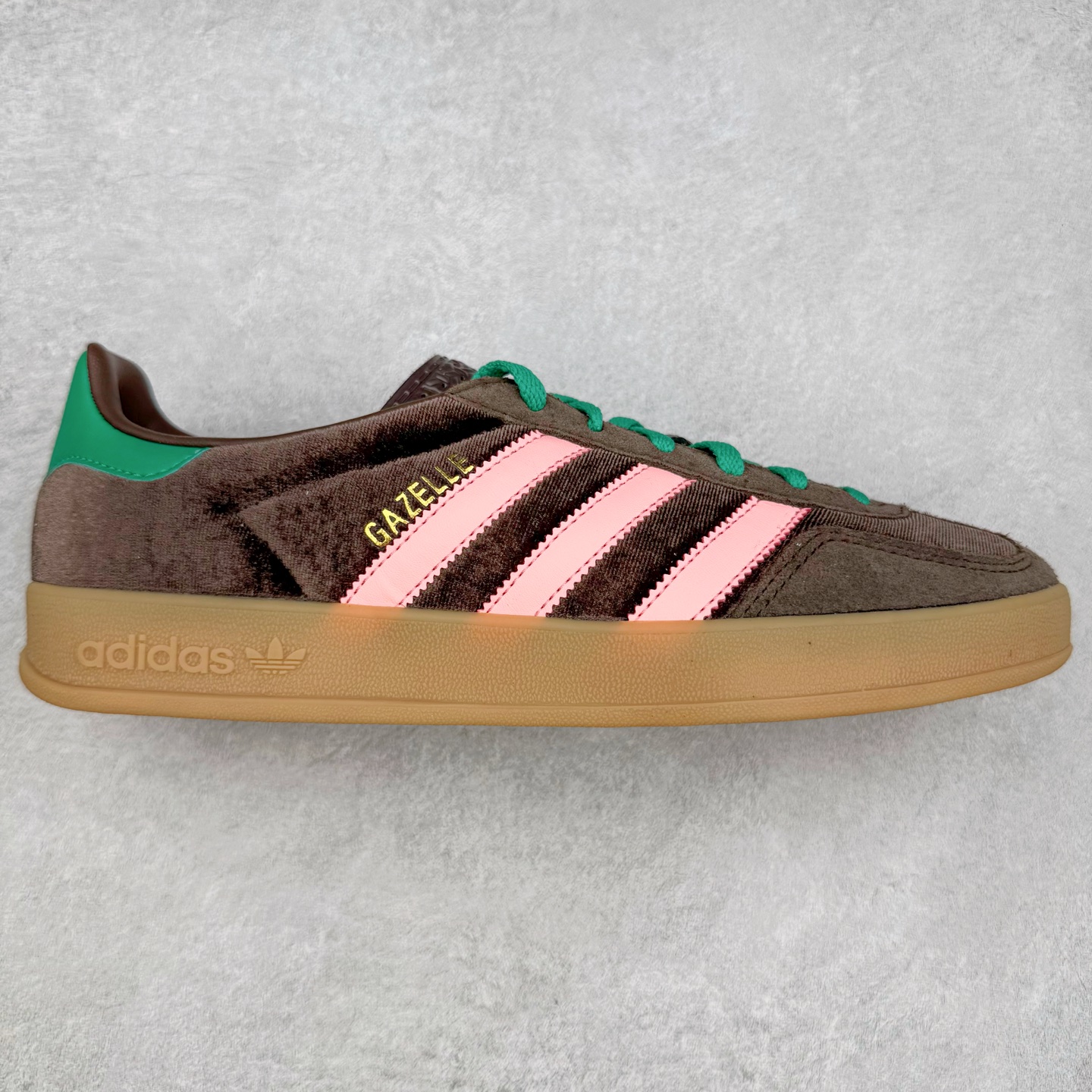 ＃HP纯原 AD Original Gazelle Trainers 瞪羚室内鞋系列低帮复古百搭休闲运动德训风板鞋 JI2714 高端零售特供批次 原厂定制长毛翻毛皮组合环保纤维革鞋面材质 内置环保海玻璃鞋垫 外置RB橡胶大底 产品品控稳定性领先行业 原厂全套原楦原纸板冲刀磨具开发 原厂皮料加持 原厂港宝加持定型后跟R度完美 将复古进行到底 简约流畅 三十年不变经典 这款Gazelle运动鞋 无论面料、配色、质感或设计 都只在重现其1991年原款的经典 皮革鞋面 撞色三条纹和鞋跟标的设计 力求呈现90年代的经典复古风潮 Samba火热的同时 也带动了其它的复古鞋型 Gazelle便是其中一只 Gazelle Indoor拥有包边更宽的T字型鞋头 更好的保护运动员的前掌 浓浓的复古氛围感 非常适合现在流行的Cleanfit风格 尺码：35.5 36 36⅔ 37⅓ 38 38⅔ 39⅓ 40 40⅔ 41⅓ 42 42⅔ 43⅓ 44 44⅔ 45-选品中心