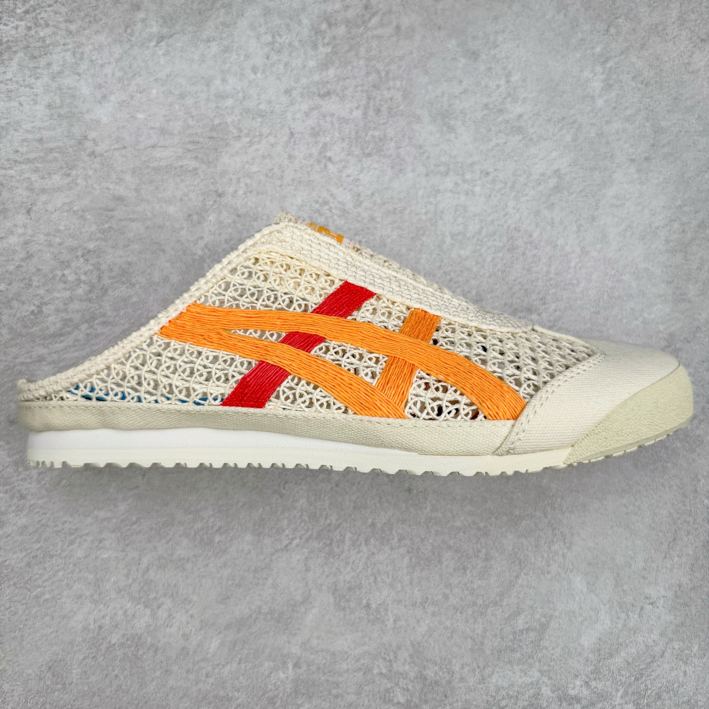 Asics Onitsuka Tiger 鬼冢虎 MEXICO 66 Sabot 半拖舒适日常透气轻便低帮生活休闲鞋 鬼塚虎从运动中汲取灵感，并致力于打造融合舒适感受与创新设计的时尚品牌。品牌的设计风格既体现了对传统的致敬，同时也表达了对精致风格和现代创意的推崇。我们提供独具个性的全系列产品，打造从头到脚的整体穿搭。每件产品皆以精湛工艺匠心打造，细节考究，品质出众。尺码：36 37 37.5 38 39 39.5 40.5 41.5 42 42.5 43.5 44 45-选品中心