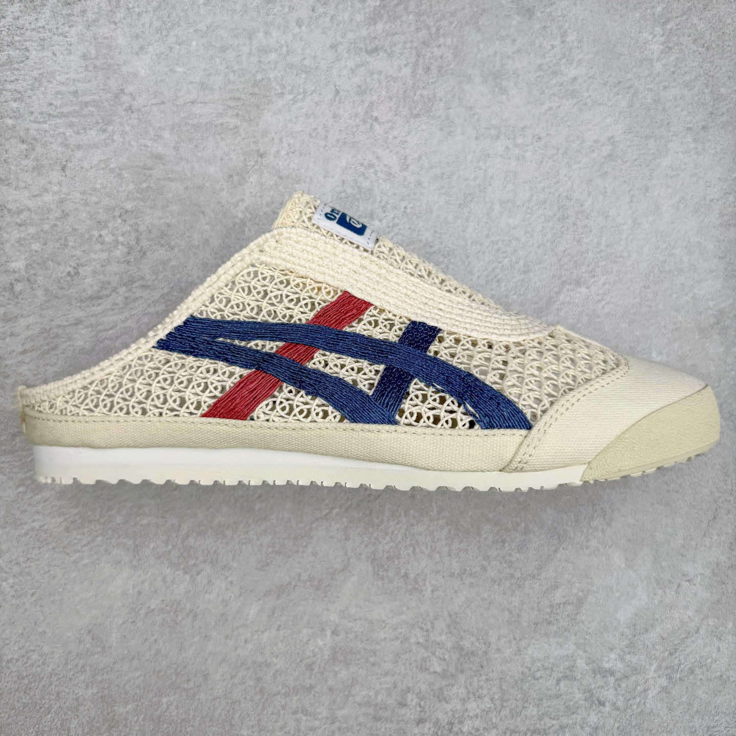 Asics Onitsuka Tiger 鬼冢虎 MEXICO 66 Sabot 半拖舒适日常透气轻便低帮生活休闲鞋 鬼塚虎从运动中汲取灵感，并致力于打造融合舒适感受与创新设计的时尚品牌。品牌的设计风格既体现了对传统的致敬，同时也表达了对精致风格和现代创意的推崇。我们提供独具个性的全系列产品，打造从头到脚的整体穿搭。每件产品皆以精湛工艺匠心打造，细节考究，品质出众。尺码：36 37 37.5 38 39 39.5 40.5 41.5 42 42.5 43.5 44 45-选品中心