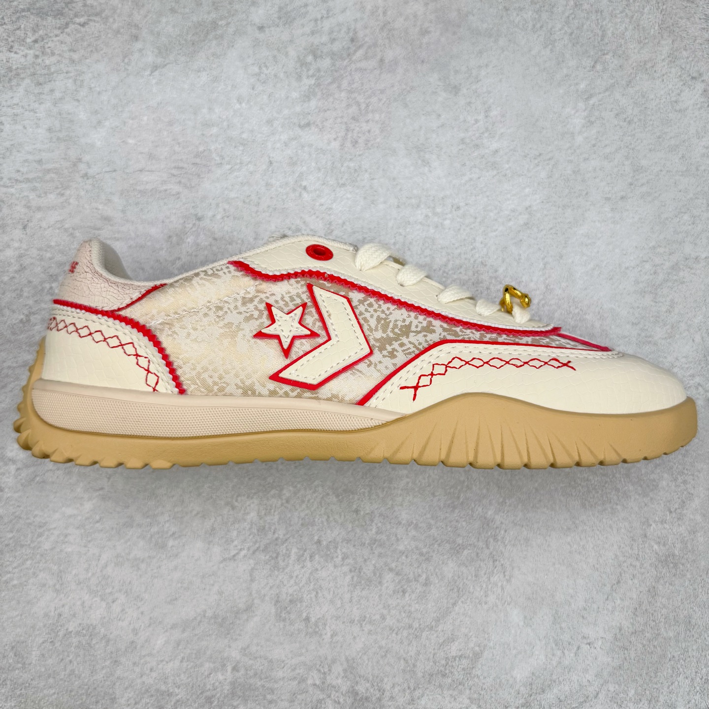 Converse Run Star Trainer 匡威蛇年限定 防滑耐磨德训鞋 鞋面采用多种材质精心组合，每一处纹理都散发着独特质感，上手一摸就能感受到匡威的匠心，走在街头，它就是最有辨识度的存在。 鞋身的红色缝线堪称点睛之笔，在整体沉稳的色调中强势点亮，让这双鞋告别单调，充满了潮流感。 最亮点的是“鞋带珠宝”装饰，这个小细节真的太赞了！珠宝点缀，让这双鞋潮出圈。 货号：A13344C 尺码：35 36 37 37.5 38 38.5 39 40 40.5 41 42 42.5 43 44 ⚠️注意尺码-选品中心