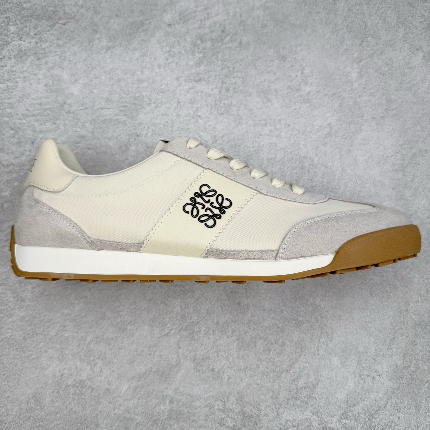 罗意威/Loewe Ballet Runner 25ss春季新款爆款 2.0系列阿甘复古风德训鞋薄底百搭休闲运动鞋 外贸出口订单 广东原厂 作为Loewe的标志性设计 超柔软，轻便且灵活的鞋底，升级的柔软皮革内衬和鞋床，提供最大舒适感，真皮和皮料混搭彰显复古风格 拼色德训鞋 阿甘鞋 小白鞋 拼色拼接鞋面 柔软舒适 被评为年度最舒适的暴走鞋 如履平地 原版细节 鞋面由进口麂皮 原版冰丝布拼接 真皮垫脚 原版定制磨具组合大底 原盒包装 众多明星同款上脚 极具爆款。尺码：38 39 40 41 42 43 44-选品中心