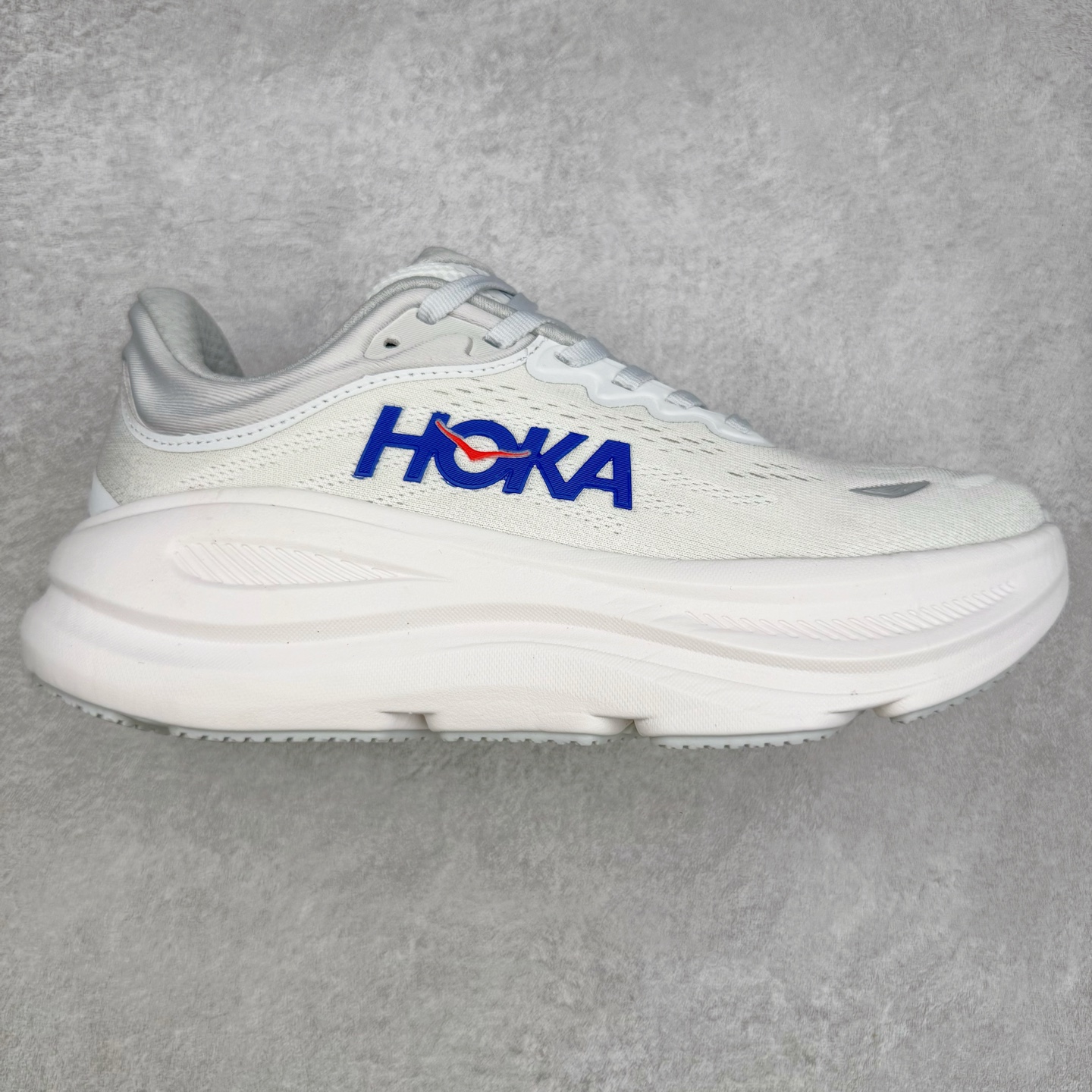 HOKA ONE ONE Bondi 9 WIDE 邦迪九代舒适防滑耐磨低帮休闲跑步鞋 HOKA ONE ONE是来自美国的跑步鞋知名品牌，创立于2009年，始终致力于为所有跑者提供更新、更好的跑步装备。相比常规跑鞋，HOKA ONE ONE特别研发使用性能独特的几何形跑鞋中底，此种鞋底更厚、更高、回弹性也更好，除了卓越的缓冲性能，它还能內各种阶段的跑者带来更具动感、更加稳定的跑步体验。HOKAONE ONE从设计之初就清楚意识到，要保证跑者步幅的均匀一致，双脚自然而然的运动至关重要。尺码：36 36.5 37.5 38 38.5 39 40 40.5 41 42 42.5 43 44 44.5 45-选品中心