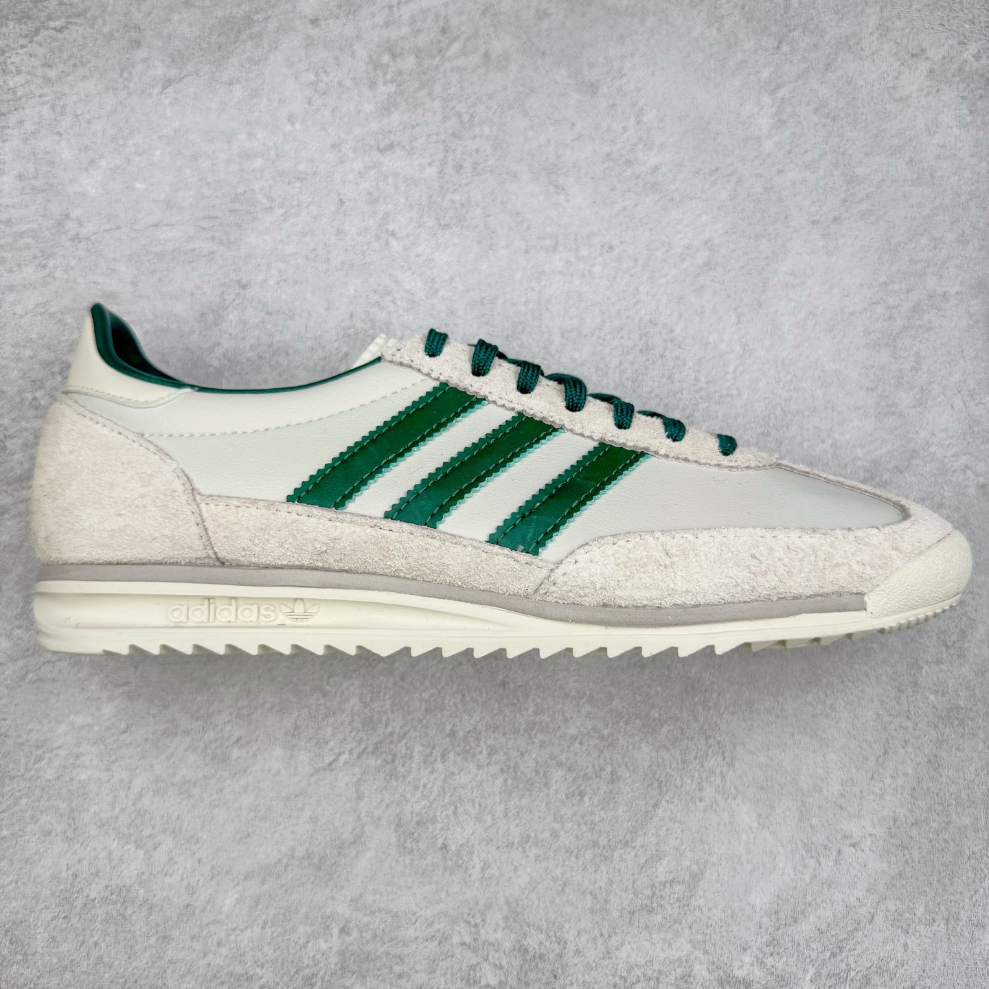 ＃HP纯原 AD Wmns SL72 OG 系列德训足球风百搭低帮休闲运动板鞋 IF1940 采用高弹EVA+MODEL+RB三层组合底 区别市面RB一体大底 三层组合鞋底重量与原鞋一致 Originals 将有「T 头鞋」造型的诞生于 1972 年的 SL72 鞋款复刻带回 各位买鞋又有新选择了 1972 年 SL72 问世后 引领了后来阿迪达斯的跑鞋发展方向 其中「SL」代表了 Super Light 彰显了产品轻便的特性 1972 年 SL72 问世后 引领了后来阿迪达斯的跑鞋发展方向 其中「SL」代表了 Super Light 彰显了产品轻便的特性 这次 Originals 延续其轻质经典的基因 带来男女两款 SL72 男生款带来 SL72 RS 鞋型 RS 意为 Reshaped（重塑）鞋款在保留了经典的外观基础上 在尼龙材质里增加了填充物 使鞋型更加挺立和饱满 鞋头则更加圆润 鞋底的 EVA 材质则增加了鞋款的高度 女生款则带来 SL72 OG W 鞋型 OG 顾名思义则是致敬经典款式 相较于 RS（Reshaped）鞋款 鞋身更加纤细 其整体鞋身轮廓、线条、细节、材质上尊崇 70 年代 SL72 的设计 还原经典味道 尺码：36 36⅔ 37⅓ 38 38⅔ 39⅓ 40 40⅔ 41⅓ 42 42⅔ 43⅓ 44 44⅔ 45-选品中心