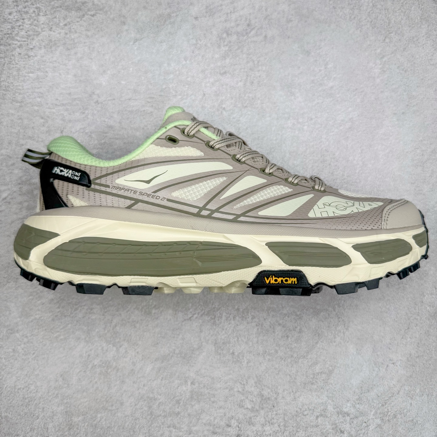 HOKA ONE ONE Mafate Speed 2 Low 玛法特2代系列低帮轻量户外越野休闲运动慢跑鞋 HOKA ONE ONE 最近推出了一个胶囊系列 Origin Story 这个系列里的 Mafate Speed 2 可以说让我日思夜想有一阵子了 最近终于拔草 让我来分享一下这双也是上脚赞到爆的越野跑鞋吧 以阿尔卑斯山脉作为主题将亮黄色与蓝色调覆盖在这经典轮廓之上 配色的呈现效果相当亮眼 以至于很多人买这个配色是用来日常搭配的 鞋面采用超轻的无缝架构 轻薄的TPU贴在透气的鞋面材料上 减轻重量同时也保证了支撑性 鞋底则采用滚动平衡技术 引导跑者回归自然步态 祖传的神奇EVA材质中底依旧是一如既往地表现优秀 能提供充足的缓震 作为HOKA家的越野跑鞋 VIBRAM 橡胶大底也是必不可少的 即便在复杂湿滑的地形 依旧能有良好的抓地力及稳定性 鞋带采用了弹性不易松脱的扁宽弹性鞋带 前掌与中掌部分也进行了加宽 也更加适合亚洲人的脚型 是一款十分全面且足够强悍的户外硬核越野鞋 而这双极其亮眼的越野跑鞋恰好又是在江山一百中参赛的UTMB冠军 Ludovic POMMERET 夺冠时穿着的战靴 这就让它变得更加有吸引力了 用来日常搭配的话短裤是基本不挑 长裤我个人推荐阔腿裤 工装裤以及各种长筒牛仔裤都可以 尺码：36 36.5 37.5 38 38.5 39 40 40.5 41 42 42.5 43 44 44.5 45-选品中心