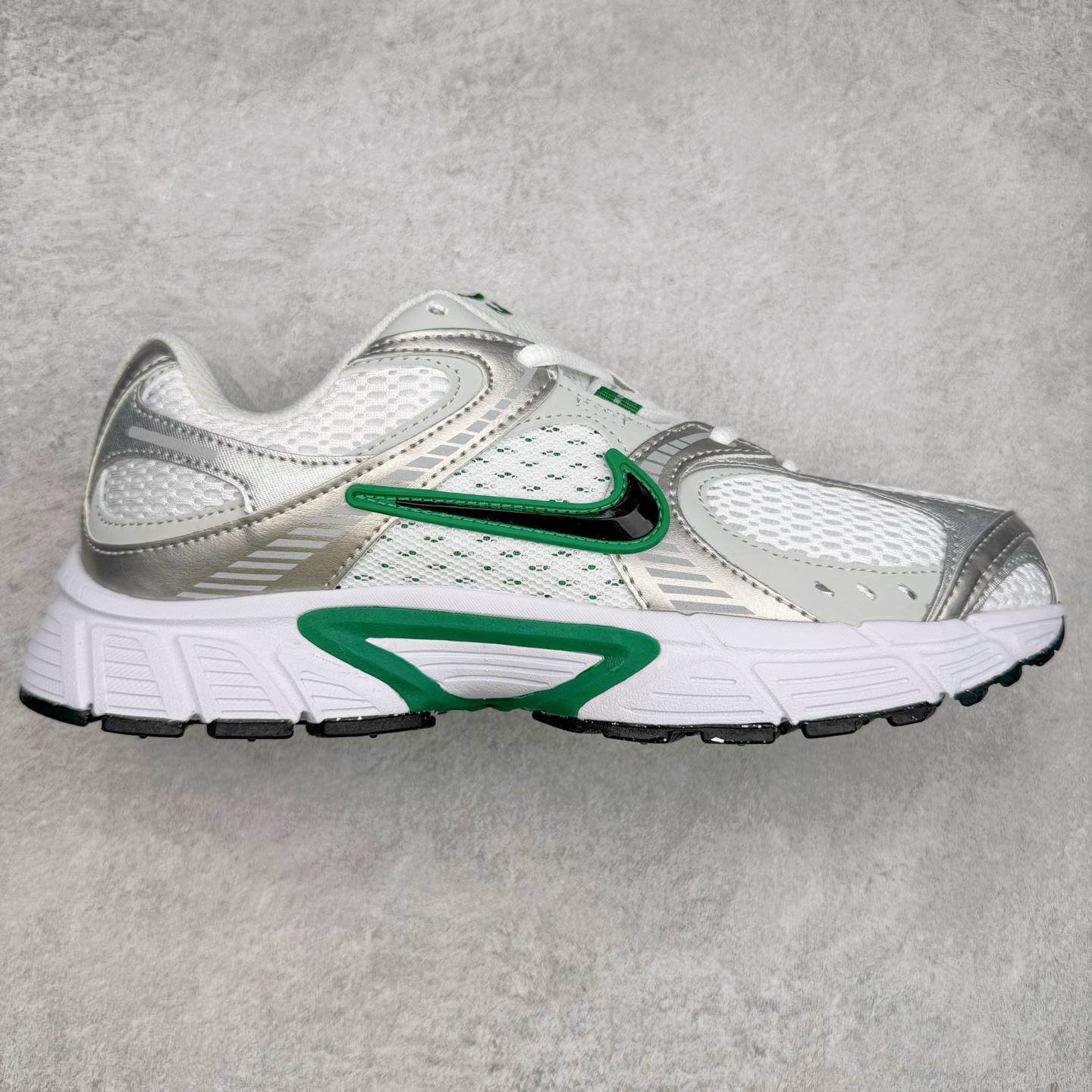 NK V5 RNR 舒适百搭防滑耐磨低帮跑步鞋 HJ5228-100 舒适有型适合日常穿着 该鞋款延续千禧年经典设计搭载泡绵中底 厚实而轻盈匠心细节巧搭立体耐克勾标志焕新演绎复古跑鞋 鞋款从千禧年美学汲取灵感 混搭多种材质突显层次感立体感和传统跑步风范 尺码：36 36.5 37.5 38 38.5 39 40 40.5 41 42 42.5 43 44 44.5 45-选品中心