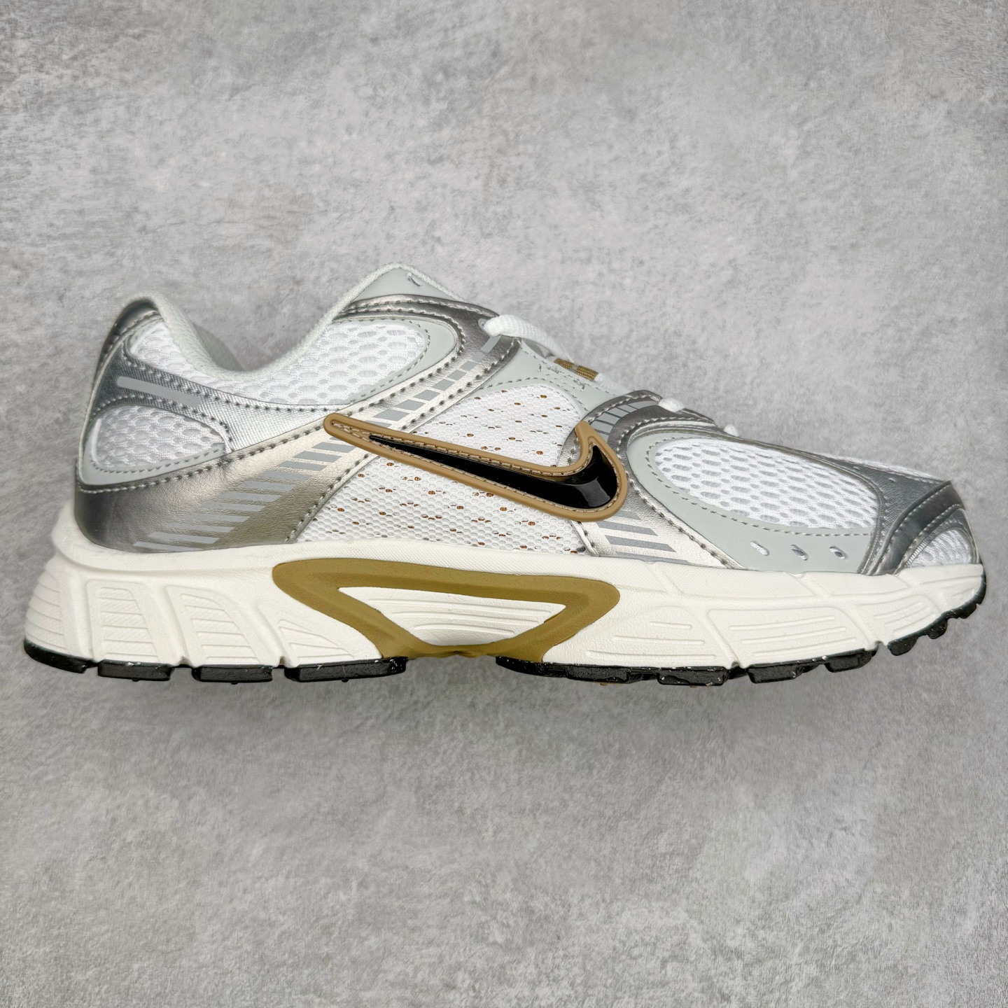 NK V5 RNR 舒适百搭防滑耐磨低帮跑步鞋 HJ5228-102 舒适有型适合日常穿着 该鞋款延续千禧年经典设计搭载泡绵中底 厚实而轻盈匠心细节巧搭立体耐克勾标志焕新演绎复古跑鞋 鞋款从千禧年美学汲取灵感 混搭多种材质突显层次感立体感和传统跑步风范 尺码：36 36.5 37.5 38 38.5 39 40 40.5 41 42 42.5 43 44 44.5 45-选品中心