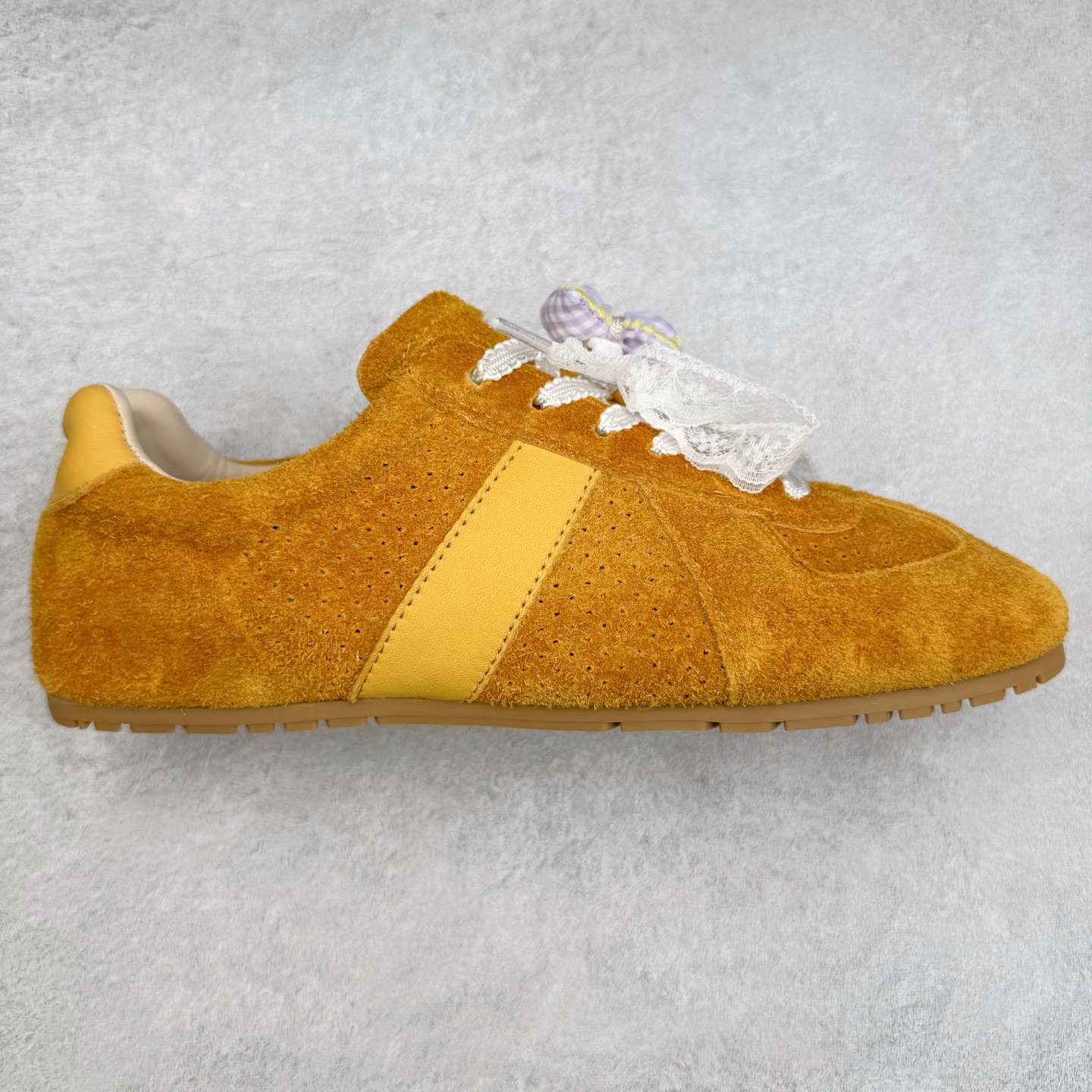 GG-CC 雷丝蝴蝶结德训鞋反绒牛皮2.0系列阿甘复古风芭蕾舞鞋薄底百搭休闲运动鞋系列 广东大厂品质 25ss春季新款 釆用今年最流行的#缎带蝴蝶结鞋扣装饰 全手工拉帮工艺成型 反绒牛皮拼接鞋面材质 鞋身原装高密度磨砂牛皮面料,极好柔软透气效果 双春日踏青舒适度和少女感 GGCC德训鞋界的白月光🌙 长时间走路和站立都不累脚 不管怎么搭配都好看 尺码:35 36 37 38 39 40-选品中心