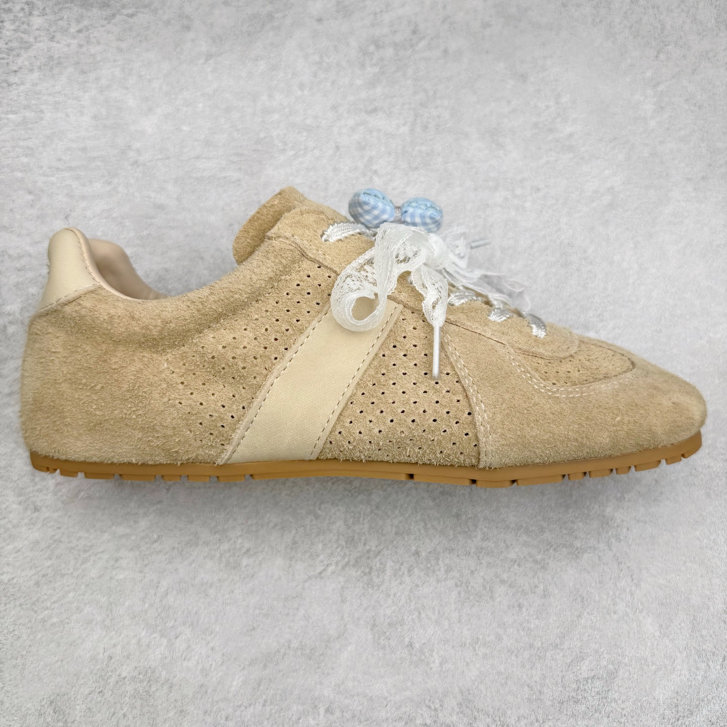 GG-CC 雷丝蝴蝶结德训鞋反绒牛皮2.0系列阿甘复古风芭蕾舞鞋薄底百搭休闲运动鞋系列 广东大厂品质 25ss春季新款 釆用今年最流行的#缎带蝴蝶结鞋扣装饰 全手工拉帮工艺成型 反绒牛皮拼接鞋面材质 鞋身原装高密度磨砂牛皮面料,极好柔软透气效果 双春日踏青舒适度和少女感 GGCC德训鞋界的白月光🌙 长时间走路和站立都不累脚 不管怎么搭配都好看 尺码：35 36 37 38 39 40-选品中心