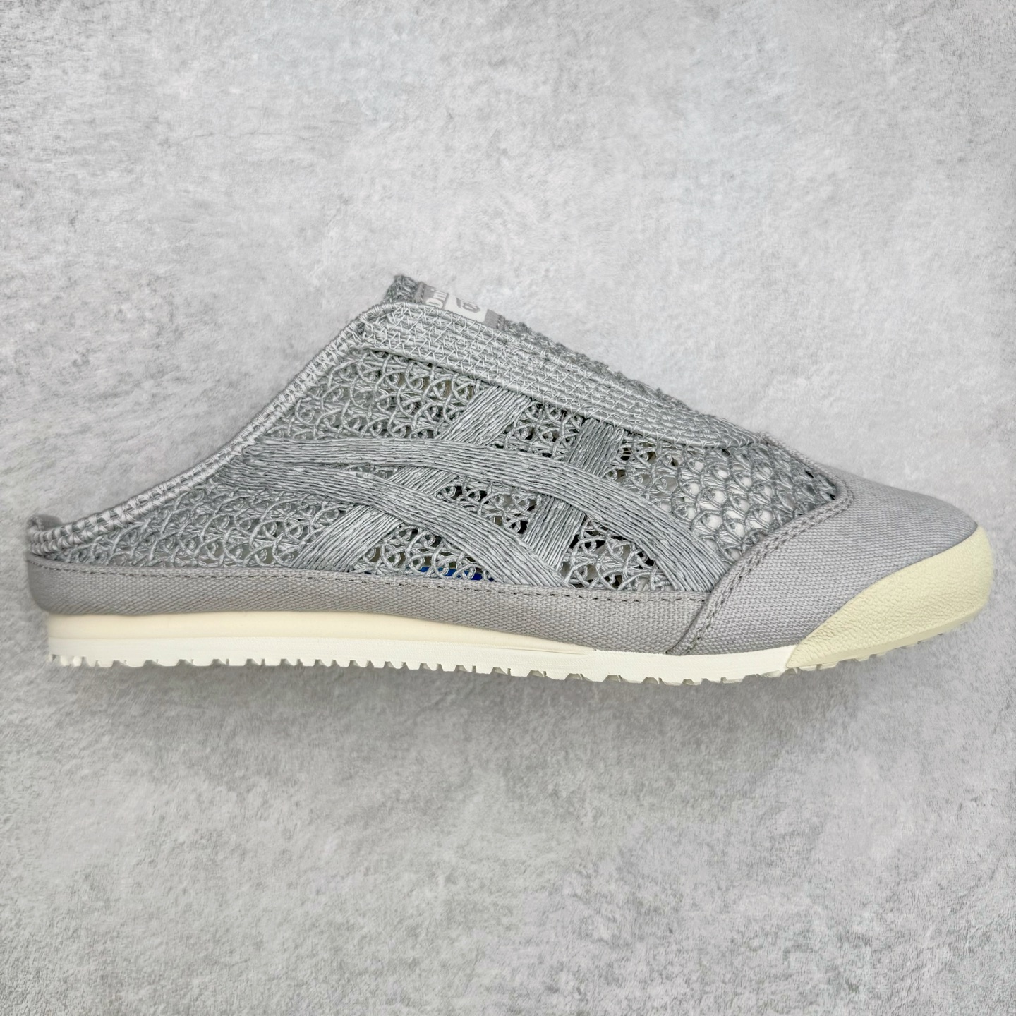 图片[2]-Asics Onitsuka Tiger 鬼冢虎 MEXICO 66 Sabot 半拖舒适日常透气轻便低帮生活休闲鞋 鬼塚虎从运动中汲取灵感，并致力于打造融合舒适感受与创新设计的时尚品牌。品牌的设计风格既体现了对传统的致敬，同时也表达了对精致风格和现代创意的推崇。我们提供独具个性的全系列产品，打造从头到脚的整体穿搭。每件产品皆以精湛工艺匠心打造，细节考究，品质出众。尺码：36 37 37.5 38 39 39.5 40.5 41.5 42 42.5 43.5 44 45-选品中心