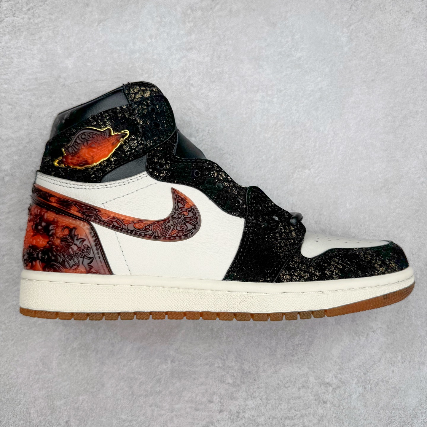 ＃KZ神版莞产 Air Jordan AJ1 Retro High 高帮 亚洲限定蛇年CNY 玄武黑白橙 IB3165-091 外贸特供批次 终端控货优势输出 新配色不断更新开发 市场中端王者 全套原纸板楦头开发 确保原汁原味 完美呈现一代版型 一比一鞋头弧度高度鞋身弧度 此版本只针对中端市场 细节品控鞋型随意秒杀市面同价位 鞋型完美 不臃肿别扭 头层皮料加持 用料绝不含糊 进口玻璃冲刀皮料裁剪零毛边 电脑针车工艺 超高鞋面清洁度 最高QC检验标准 控制溢胶瑕疵 原盒原配 飞翼3D高频深度立体 工艺方面大到整体鞋型 漏斗收腰 底线拉帮 LOGO立体程度 小到针眼排布 载片对称 冲孔效果 鞋标规范 鞋垫背胶等等 无一不是口碑收割 每双都是一个回头客 尺码：36 36.5 37.5 38 38.5 39 40 40.5 41 42 42.5 43 44 44.5 45 46 47.5-选品中心
