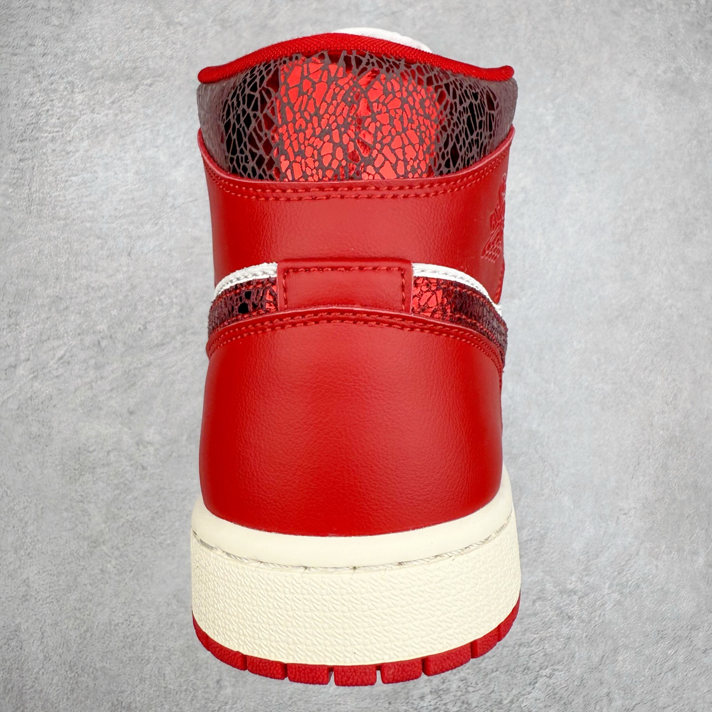 图片[8]-＃K版 Air Jordan AJ1 Mid 中帮 白红 HJ9337-106 原厂内置全掌气垫 A模大底 头层小牛皮 鞋舌AJ原厂专用牛津布+AJ专用反口珍珠布+原厂无杂质高弹内里海棉 特殊封边弹力鞋带 全网唯一头层牛皮 原鞋开模 拒绝公底 购置公司同步原材料 原汁原味 忠于原版‼️尺码：36 36.5 37.5 38 38.5 39 40 40.5 41 42 42.5 43 44 44.5 45 46 47.5-选品中心