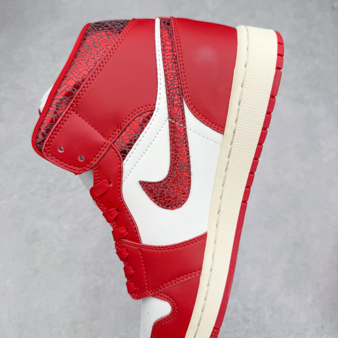 图片[7]-＃K版 Air Jordan AJ1 Mid 中帮 白红 HJ9337-106 原厂内置全掌气垫 A模大底 头层小牛皮 鞋舌AJ原厂专用牛津布+AJ专用反口珍珠布+原厂无杂质高弹内里海棉 特殊封边弹力鞋带 全网唯一头层牛皮 原鞋开模 拒绝公底 购置公司同步原材料 原汁原味 忠于原版‼️尺码：36 36.5 37.5 38 38.5 39 40 40.5 41 42 42.5 43 44 44.5 45 46 47.5-选品中心