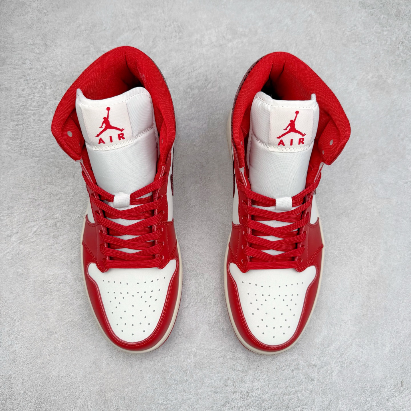 图片[2]-＃K版 Air Jordan AJ1 Mid 中帮 白红 HJ9337-106 原厂内置全掌气垫 A模大底 头层小牛皮 鞋舌AJ原厂专用牛津布+AJ专用反口珍珠布+原厂无杂质高弹内里海棉 特殊封边弹力鞋带 全网唯一头层牛皮 原鞋开模 拒绝公底 购置公司同步原材料 原汁原味 忠于原版‼️尺码：36 36.5 37.5 38 38.5 39 40 40.5 41 42 42.5 43 44 44.5 45 46 47.5-选品中心
