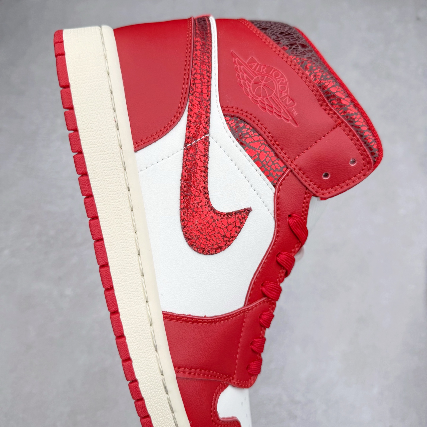 图片[6]-＃K版 Air Jordan AJ1 Mid 中帮 白红 HJ9337-106 原厂内置全掌气垫 A模大底 头层小牛皮 鞋舌AJ原厂专用牛津布+AJ专用反口珍珠布+原厂无杂质高弹内里海棉 特殊封边弹力鞋带 全网唯一头层牛皮 原鞋开模 拒绝公底 购置公司同步原材料 原汁原味 忠于原版‼️尺码：36 36.5 37.5 38 38.5 39 40 40.5 41 42 42.5 43 44 44.5 45 46 47.5-选品中心