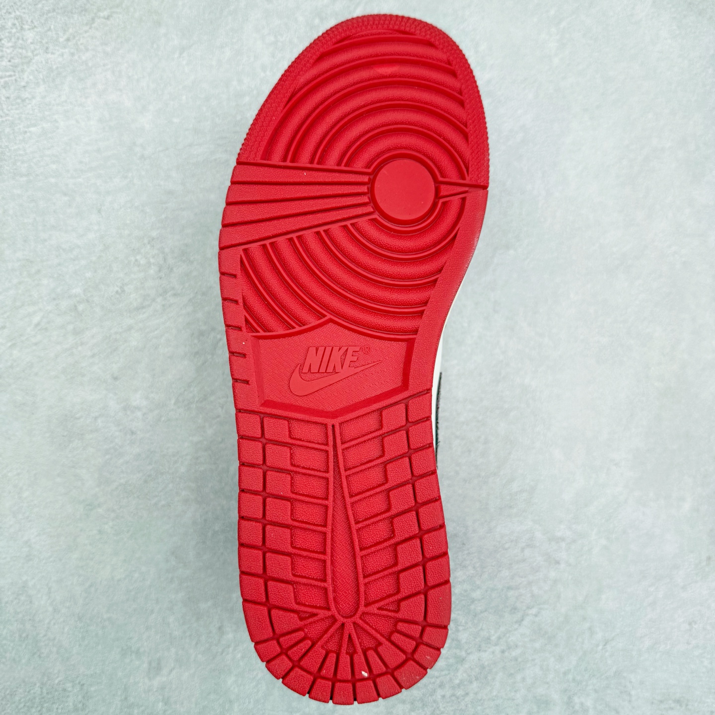 图片[9]-＃K版 Air Jordan AJ1 Mid 中帮 白红 HJ9337-106 原厂内置全掌气垫 A模大底 头层小牛皮 鞋舌AJ原厂专用牛津布+AJ专用反口珍珠布+原厂无杂质高弹内里海棉 特殊封边弹力鞋带 全网唯一头层牛皮 原鞋开模 拒绝公底 购置公司同步原材料 原汁原味 忠于原版‼️尺码：36 36.5 37.5 38 38.5 39 40 40.5 41 42 42.5 43 44 44.5 45 46 47.5-选品中心