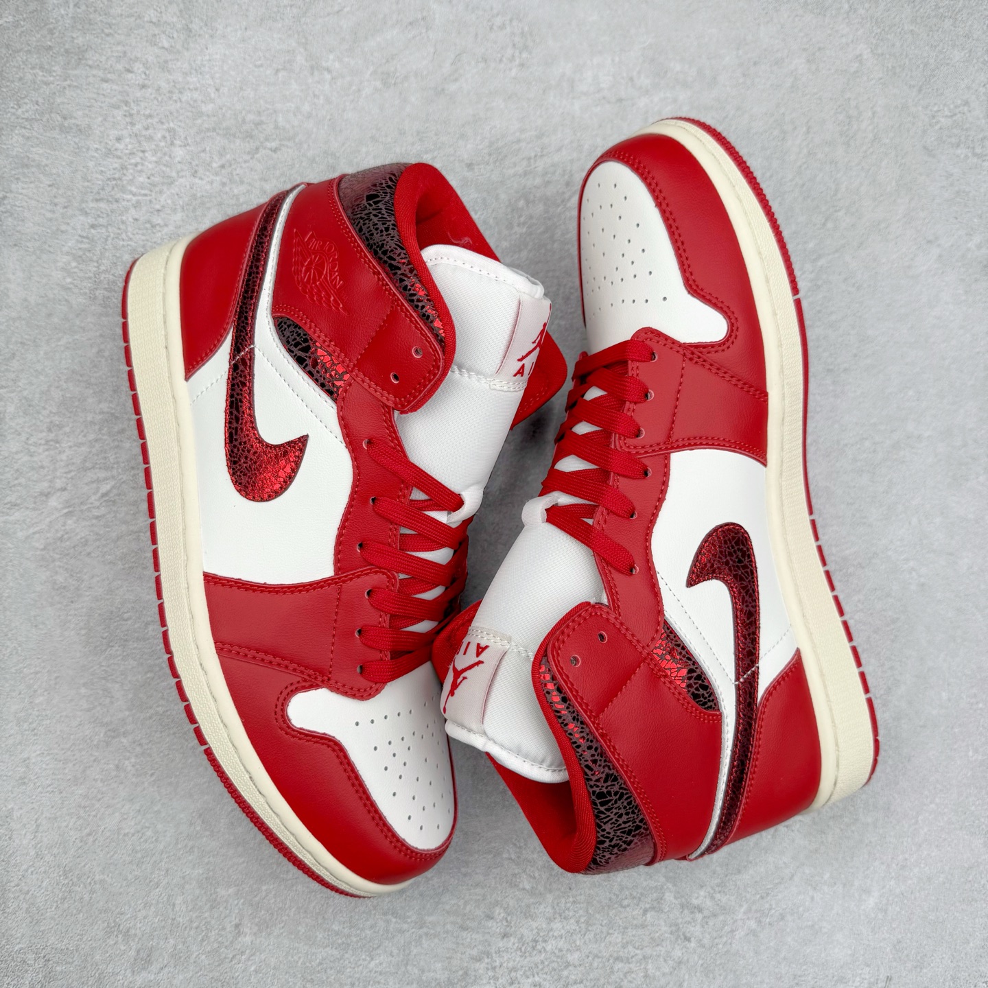 图片[3]-＃K版 Air Jordan AJ1 Mid 中帮 白红 HJ9337-106 原厂内置全掌气垫 A模大底 头层小牛皮 鞋舌AJ原厂专用牛津布+AJ专用反口珍珠布+原厂无杂质高弹内里海棉 特殊封边弹力鞋带 全网唯一头层牛皮 原鞋开模 拒绝公底 购置公司同步原材料 原汁原味 忠于原版‼️尺码：36 36.5 37.5 38 38.5 39 40 40.5 41 42 42.5 43 44 44.5 45 46 47.5-选品中心