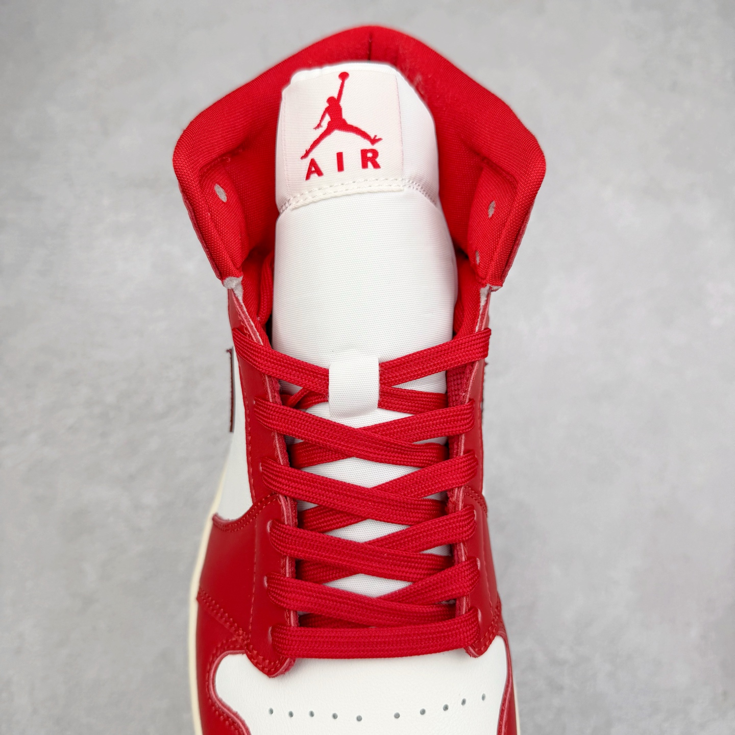 图片[5]-＃K版 Air Jordan AJ1 Mid 中帮 白红 HJ9337-106 原厂内置全掌气垫 A模大底 头层小牛皮 鞋舌AJ原厂专用牛津布+AJ专用反口珍珠布+原厂无杂质高弹内里海棉 特殊封边弹力鞋带 全网唯一头层牛皮 原鞋开模 拒绝公底 购置公司同步原材料 原汁原味 忠于原版‼️尺码：36 36.5 37.5 38 38.5 39 40 40.5 41 42 42.5 43 44 44.5 45 46 47.5-选品中心