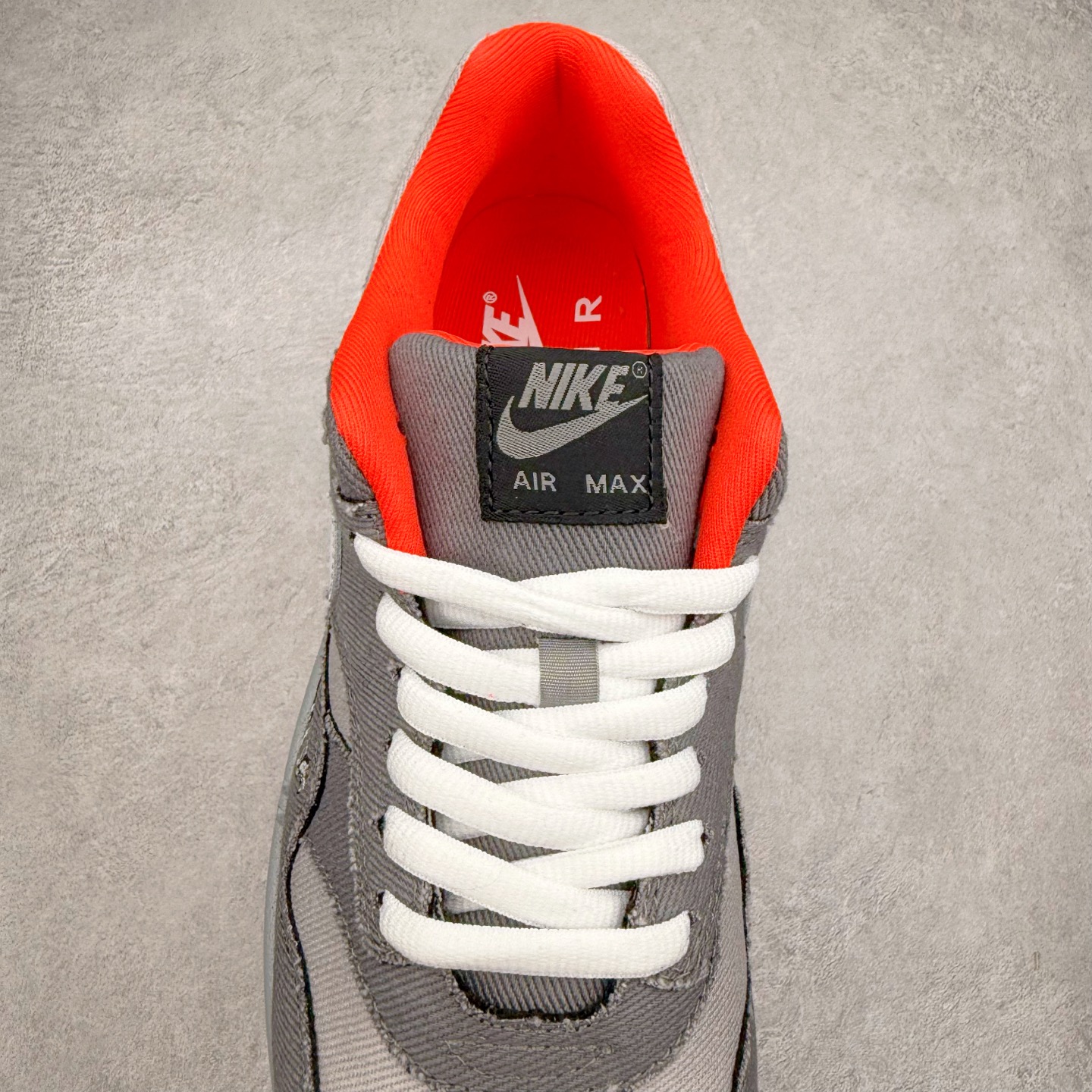 图片[5]-＃超级福利 NK Air Max 1 初代复古气垫慢跑鞋 BV1977-011 由Tinker Hatfeld和Mark Parker在1987年设计 灵感来自于巴黎蓬皮杜中心 在参观了蓬皮杜中心之后提出了Air Max的标志性开窗可视气垫的理念 并将其实际开发成功 是NK史上第一双可视气垫跑鞋 凭借着Air Max气垫带来的舒适脚感和鞋面面料上的不断精进才使得Air Max 1在现如今都是复古慢跑鞋的首选 深厚的历史渊源 独特的流线形设计 极为复古的外观使得它深受鞋迷的喜爱 尺码：36 36.5 37.5 38 38.5 39 40 40.5 41 42 42.5 43 44 44.5 45 46 47.5-选品中心