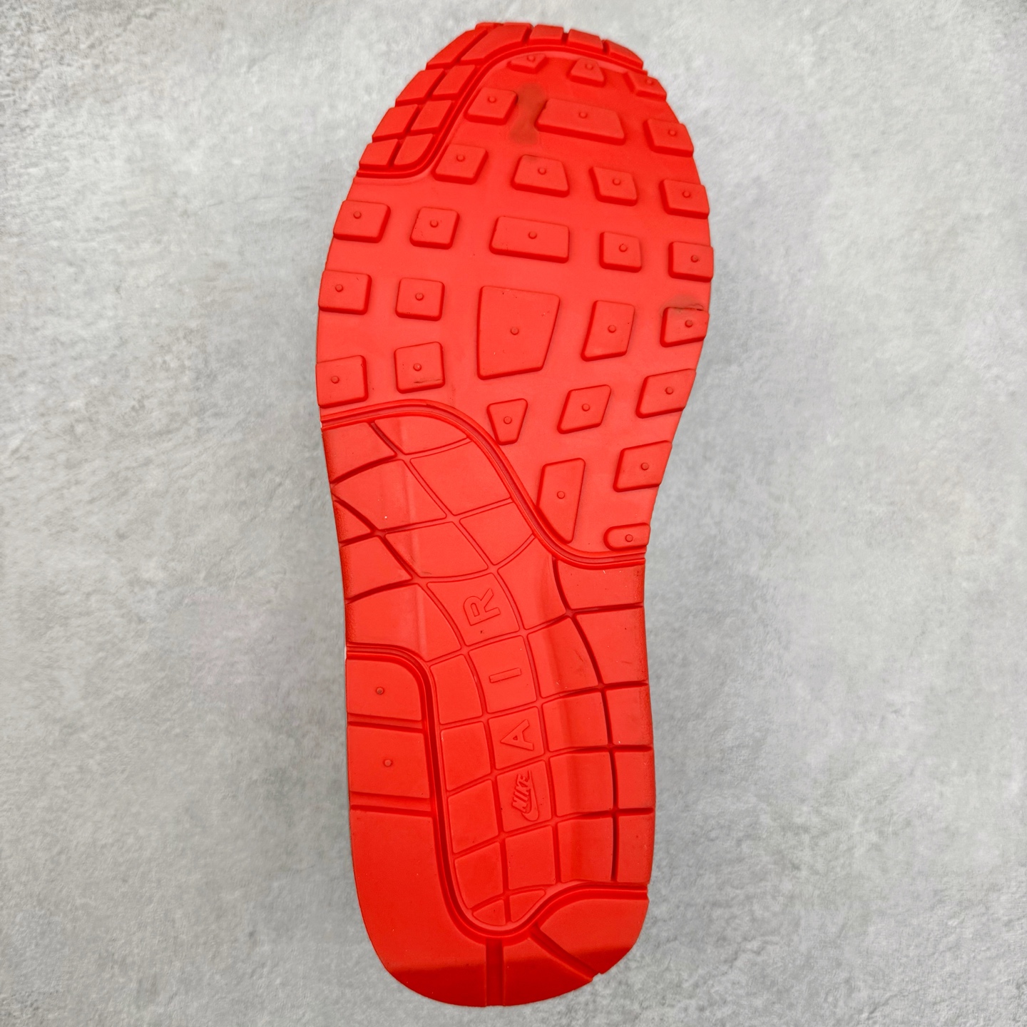 图片[9]-＃超级福利 NK Air Max 1 初代复古气垫慢跑鞋 BV1977-011 由Tinker Hatfeld和Mark Parker在1987年设计 灵感来自于巴黎蓬皮杜中心 在参观了蓬皮杜中心之后提出了Air Max的标志性开窗可视气垫的理念 并将其实际开发成功 是NK史上第一双可视气垫跑鞋 凭借着Air Max气垫带来的舒适脚感和鞋面面料上的不断精进才使得Air Max 1在现如今都是复古慢跑鞋的首选 深厚的历史渊源 独特的流线形设计 极为复古的外观使得它深受鞋迷的喜爱 尺码：36 36.5 37.5 38 38.5 39 40 40.5 41 42 42.5 43 44 44.5 45 46 47.5-选品中心