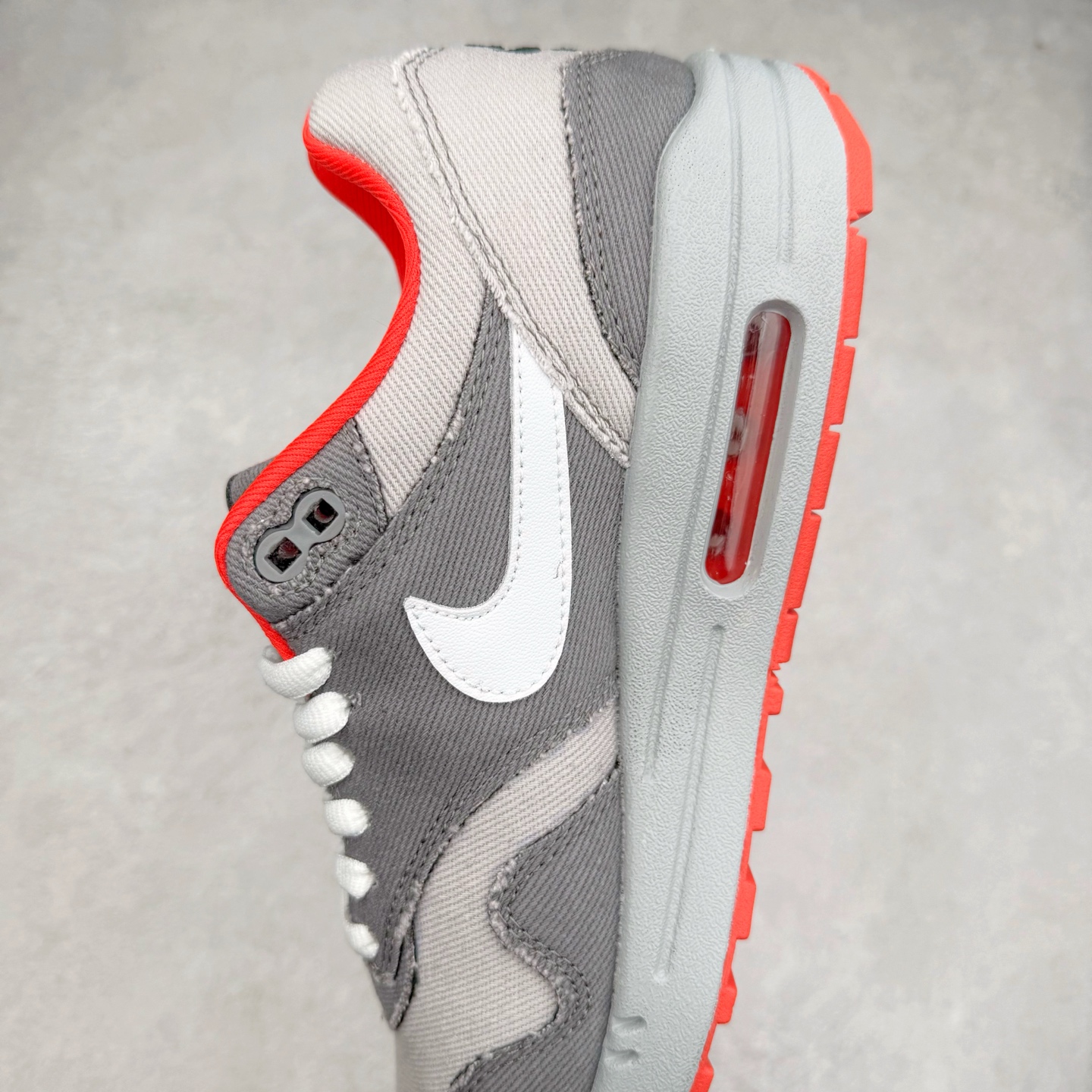 图片[7]-＃超级福利 NK Air Max 1 初代复古气垫慢跑鞋 BV1977-011 由Tinker Hatfeld和Mark Parker在1987年设计 灵感来自于巴黎蓬皮杜中心 在参观了蓬皮杜中心之后提出了Air Max的标志性开窗可视气垫的理念 并将其实际开发成功 是NK史上第一双可视气垫跑鞋 凭借着Air Max气垫带来的舒适脚感和鞋面面料上的不断精进才使得Air Max 1在现如今都是复古慢跑鞋的首选 深厚的历史渊源 独特的流线形设计 极为复古的外观使得它深受鞋迷的喜爱 尺码：36 36.5 37.5 38 38.5 39 40 40.5 41 42 42.5 43 44 44.5 45 46 47.5-选品中心