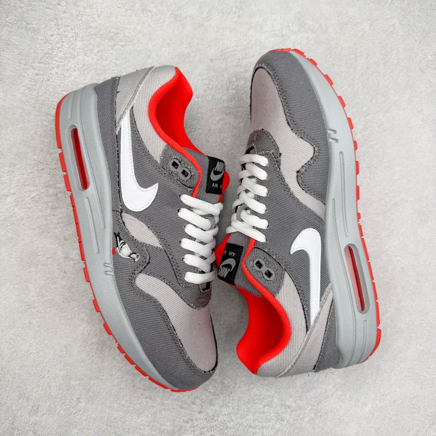 图片[3]-＃超级福利 NK Air Max 1 初代复古气垫慢跑鞋 BV1977-011 由Tinker Hatfeld和Mark Parker在1987年设计 灵感来自于巴黎蓬皮杜中心 在参观了蓬皮杜中心之后提出了Air Max的标志性开窗可视气垫的理念 并将其实际开发成功 是NK史上第一双可视气垫跑鞋 凭借着Air Max气垫带来的舒适脚感和鞋面面料上的不断精进才使得Air Max 1在现如今都是复古慢跑鞋的首选 深厚的历史渊源 独特的流线形设计 极为复古的外观使得它深受鞋迷的喜爱 尺码：36 36.5 37.5 38 38.5 39 40 40.5 41 42 42.5 43 44 44.5 45 46 47.5-选品中心