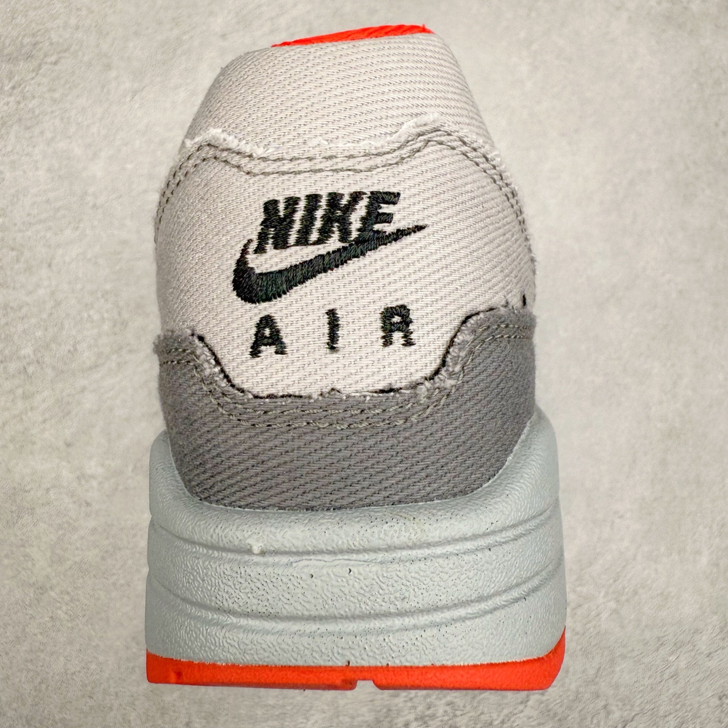 图片[8]-＃超级福利 NK Air Max 1 初代复古气垫慢跑鞋 BV1977-011 由Tinker Hatfeld和Mark Parker在1987年设计 灵感来自于巴黎蓬皮杜中心 在参观了蓬皮杜中心之后提出了Air Max的标志性开窗可视气垫的理念 并将其实际开发成功 是NK史上第一双可视气垫跑鞋 凭借着Air Max气垫带来的舒适脚感和鞋面面料上的不断精进才使得Air Max 1在现如今都是复古慢跑鞋的首选 深厚的历史渊源 独特的流线形设计 极为复古的外观使得它深受鞋迷的喜爱 尺码：36 36.5 37.5 38 38.5 39 40 40.5 41 42 42.5 43 44 44.5 45 46 47.5-选品中心