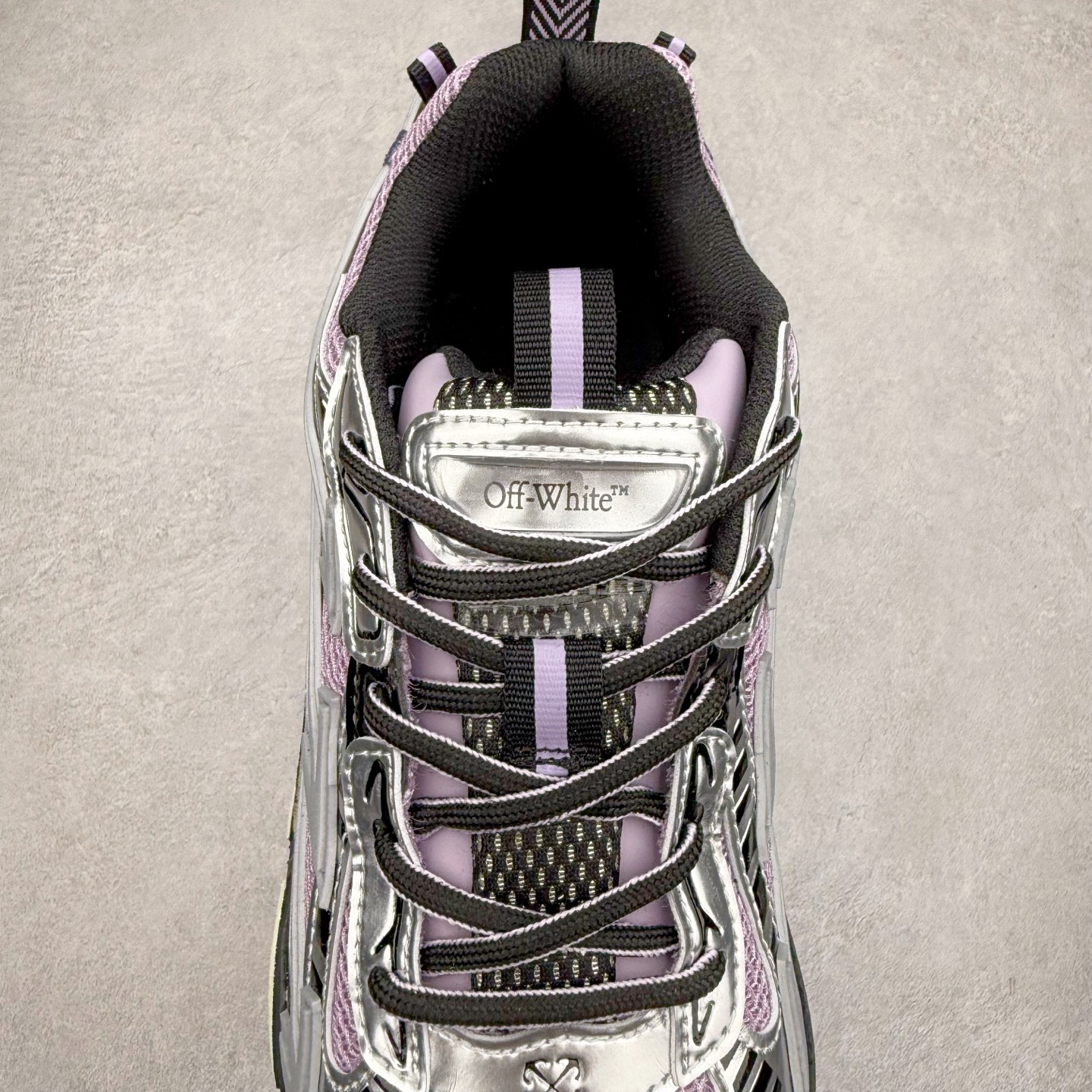 图片[5]-＃KX Off-White 2024年OW最新款跑鞋 #百分百原盒正确版 原楦原纸板数据开发 4层分离大底#鞋面采用3d立体打印和多种材料拼接而成#防滑耐磨透气性轻便跑鞋 作为曾经爆火 并且定位奢潮领域的标志性品牌 Off-White 仍需要不断更新符合当下潮流时尚的复古运动鞋款，以期收获基本盘消费者的关注 此次更新的 Off-White 新款运动鞋将经典复古老爹鞋细节设计更加夸张化 并将标志性箭头设计置于显著位置 除此之外 整个系列的色彩搭配也可谓纷繁多样 总有一款适合你 Off-White最新运动鞋款估计将在未来几个月登陆品牌专柜 喜欢的朋友切莫错过 尺码：36 37 38 39 40 41 42 43 44 45 46 47-选品中心