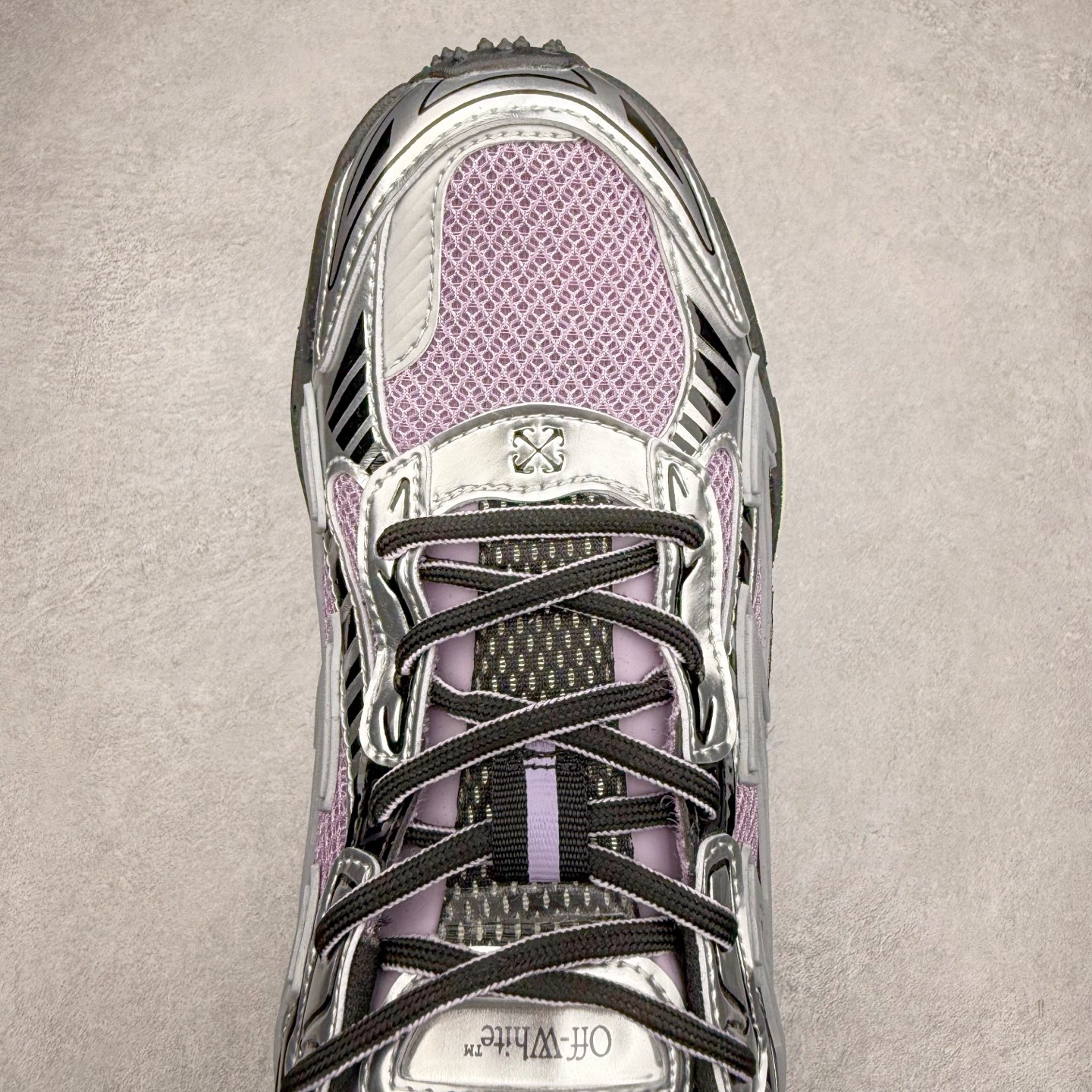 图片[4]-＃KX Off-White 2024年OW最新款跑鞋 #百分百原盒正确版 原楦原纸板数据开发 4层分离大底#鞋面采用3d立体打印和多种材料拼接而成#防滑耐磨透气性轻便跑鞋 作为曾经爆火 并且定位奢潮领域的标志性品牌 Off-White 仍需要不断更新符合当下潮流时尚的复古运动鞋款，以期收获基本盘消费者的关注 此次更新的 Off-White 新款运动鞋将经典复古老爹鞋细节设计更加夸张化 并将标志性箭头设计置于显著位置 除此之外 整个系列的色彩搭配也可谓纷繁多样 总有一款适合你 Off-White最新运动鞋款估计将在未来几个月登陆品牌专柜 喜欢的朋友切莫错过 尺码：36 37 38 39 40 41 42 43 44 45 46 47-选品中心