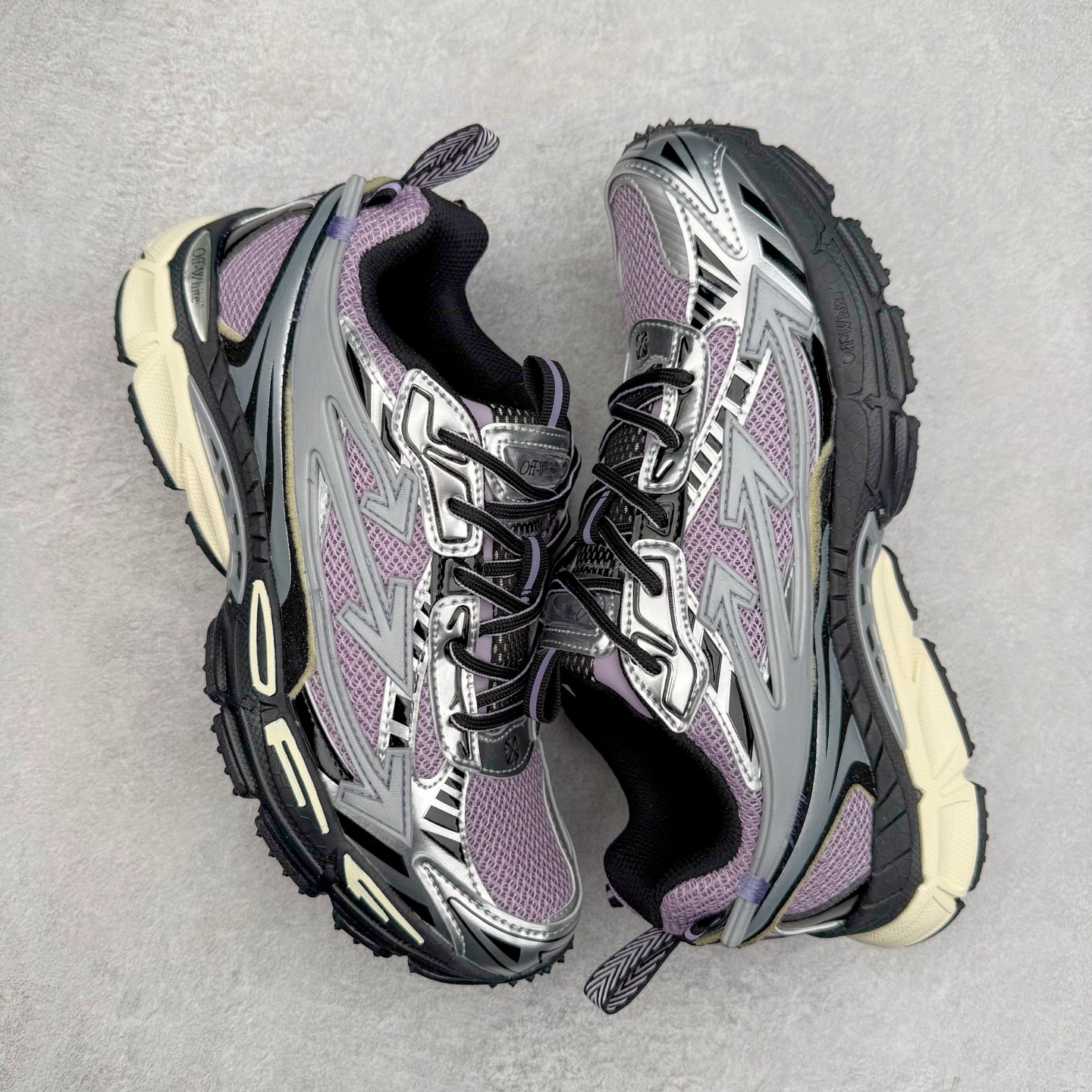 图片[3]-＃KX Off-White 2024年OW最新款跑鞋 #百分百原盒正确版 原楦原纸板数据开发 4层分离大底#鞋面采用3d立体打印和多种材料拼接而成#防滑耐磨透气性轻便跑鞋 作为曾经爆火 并且定位奢潮领域的标志性品牌 Off-White 仍需要不断更新符合当下潮流时尚的复古运动鞋款，以期收获基本盘消费者的关注 此次更新的 Off-White 新款运动鞋将经典复古老爹鞋细节设计更加夸张化 并将标志性箭头设计置于显著位置 除此之外 整个系列的色彩搭配也可谓纷繁多样 总有一款适合你 Off-White最新运动鞋款估计将在未来几个月登陆品牌专柜 喜欢的朋友切莫错过 尺码：36 37 38 39 40 41 42 43 44 45 46 47-选品中心