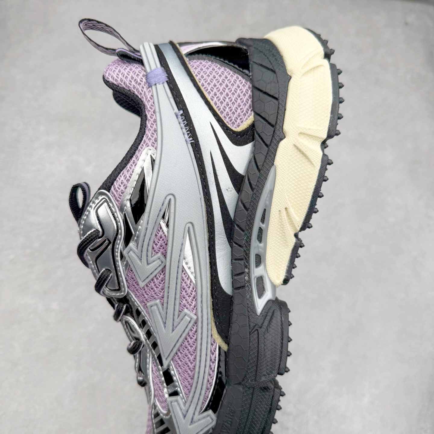 图片[7]-＃KX Off-White 2024年OW最新款跑鞋 #百分百原盒正确版 原楦原纸板数据开发 4层分离大底#鞋面采用3d立体打印和多种材料拼接而成#防滑耐磨透气性轻便跑鞋 作为曾经爆火 并且定位奢潮领域的标志性品牌 Off-White 仍需要不断更新符合当下潮流时尚的复古运动鞋款，以期收获基本盘消费者的关注 此次更新的 Off-White 新款运动鞋将经典复古老爹鞋细节设计更加夸张化 并将标志性箭头设计置于显著位置 除此之外 整个系列的色彩搭配也可谓纷繁多样 总有一款适合你 Off-White最新运动鞋款估计将在未来几个月登陆品牌专柜 喜欢的朋友切莫错过 尺码：36 37 38 39 40 41 42 43 44 45 46 47-选品中心