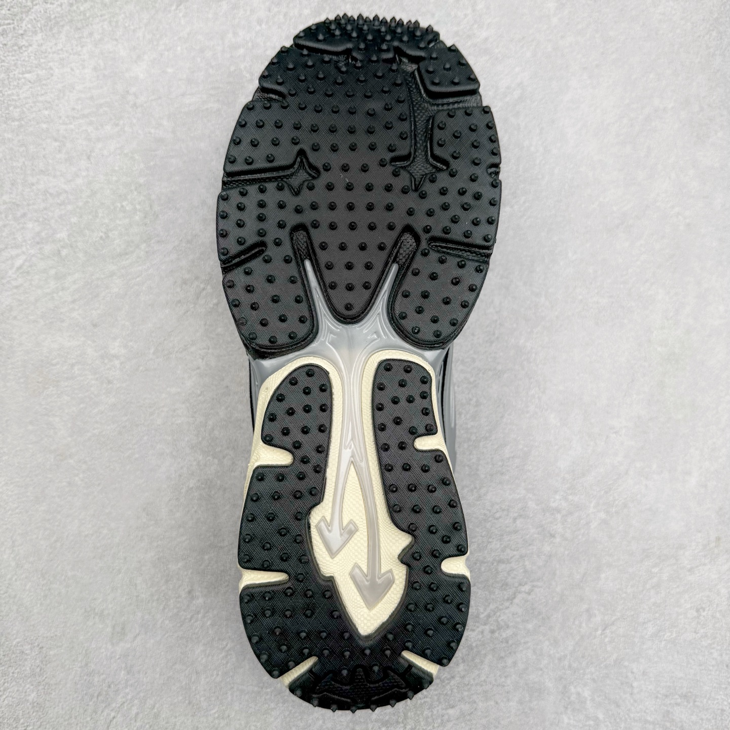 图片[9]-＃KX Off-White 2024年OW最新款跑鞋 #百分百原盒正确版 原楦原纸板数据开发 4层分离大底#鞋面采用3d立体打印和多种材料拼接而成#防滑耐磨透气性轻便跑鞋 作为曾经爆火 并且定位奢潮领域的标志性品牌 Off-White 仍需要不断更新符合当下潮流时尚的复古运动鞋款，以期收获基本盘消费者的关注 此次更新的 Off-White 新款运动鞋将经典复古老爹鞋细节设计更加夸张化 并将标志性箭头设计置于显著位置 除此之外 整个系列的色彩搭配也可谓纷繁多样 总有一款适合你 Off-White最新运动鞋款估计将在未来几个月登陆品牌专柜 喜欢的朋友切莫错过 尺码：36 37 38 39 40 41 42 43 44 45 46 47-选品中心