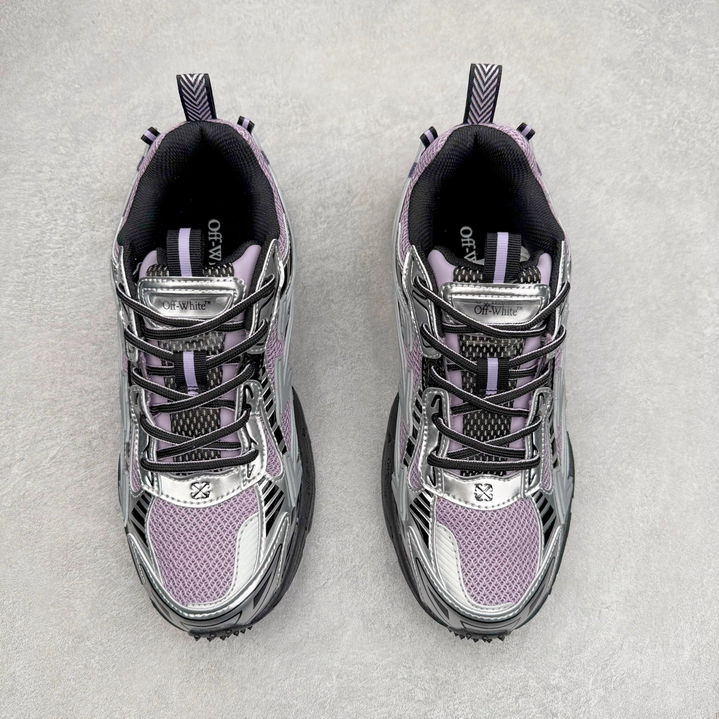 图片[2]-＃KX Off-White 2024年OW最新款跑鞋 #百分百原盒正确版 原楦原纸板数据开发 4层分离大底#鞋面采用3d立体打印和多种材料拼接而成#防滑耐磨透气性轻便跑鞋 作为曾经爆火 并且定位奢潮领域的标志性品牌 Off-White 仍需要不断更新符合当下潮流时尚的复古运动鞋款，以期收获基本盘消费者的关注 此次更新的 Off-White 新款运动鞋将经典复古老爹鞋细节设计更加夸张化 并将标志性箭头设计置于显著位置 除此之外 整个系列的色彩搭配也可谓纷繁多样 总有一款适合你 Off-White最新运动鞋款估计将在未来几个月登陆品牌专柜 喜欢的朋友切莫错过 尺码：36 37 38 39 40 41 42 43 44 45 46 47-选品中心