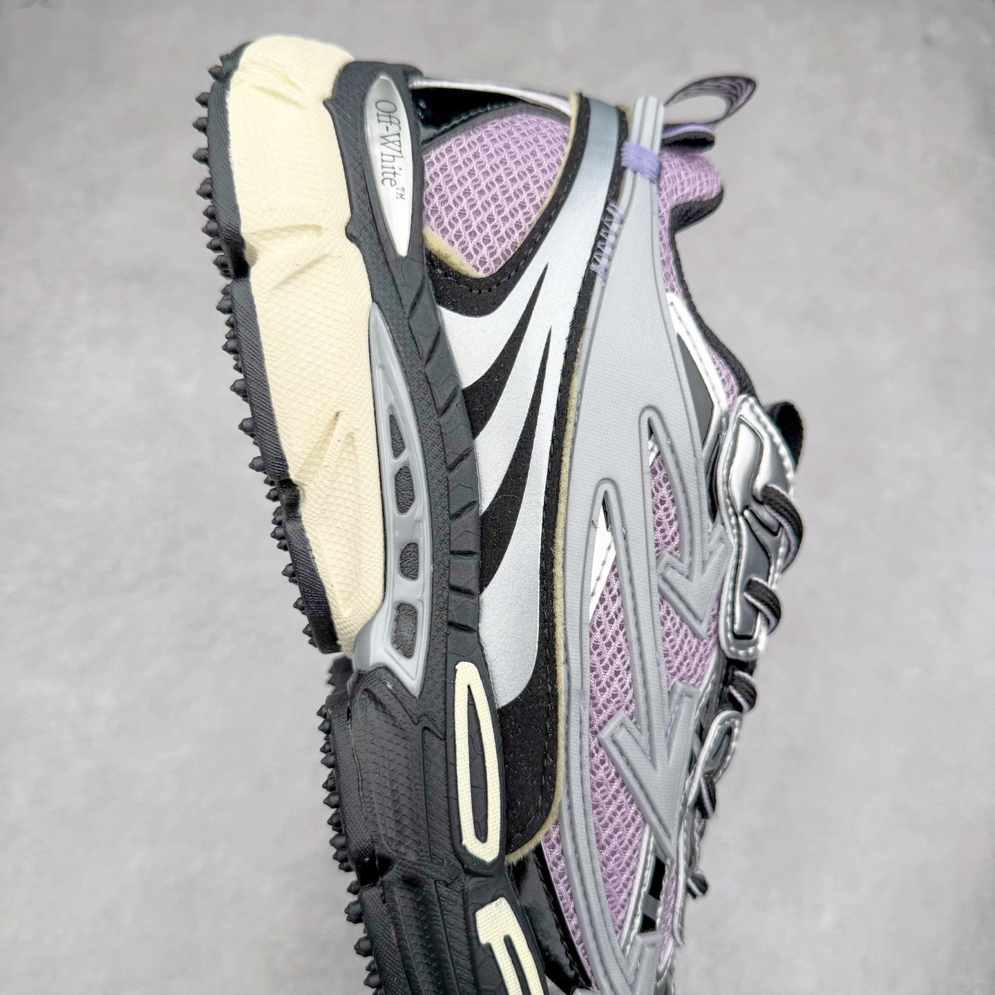 图片[6]-＃KX Off-White 2024年OW最新款跑鞋 #百分百原盒正确版 原楦原纸板数据开发 4层分离大底#鞋面采用3d立体打印和多种材料拼接而成#防滑耐磨透气性轻便跑鞋 作为曾经爆火 并且定位奢潮领域的标志性品牌 Off-White 仍需要不断更新符合当下潮流时尚的复古运动鞋款，以期收获基本盘消费者的关注 此次更新的 Off-White 新款运动鞋将经典复古老爹鞋细节设计更加夸张化 并将标志性箭头设计置于显著位置 除此之外 整个系列的色彩搭配也可谓纷繁多样 总有一款适合你 Off-White最新运动鞋款估计将在未来几个月登陆品牌专柜 喜欢的朋友切莫错过 尺码：36 37 38 39 40 41 42 43 44 45 46 47-选品中心