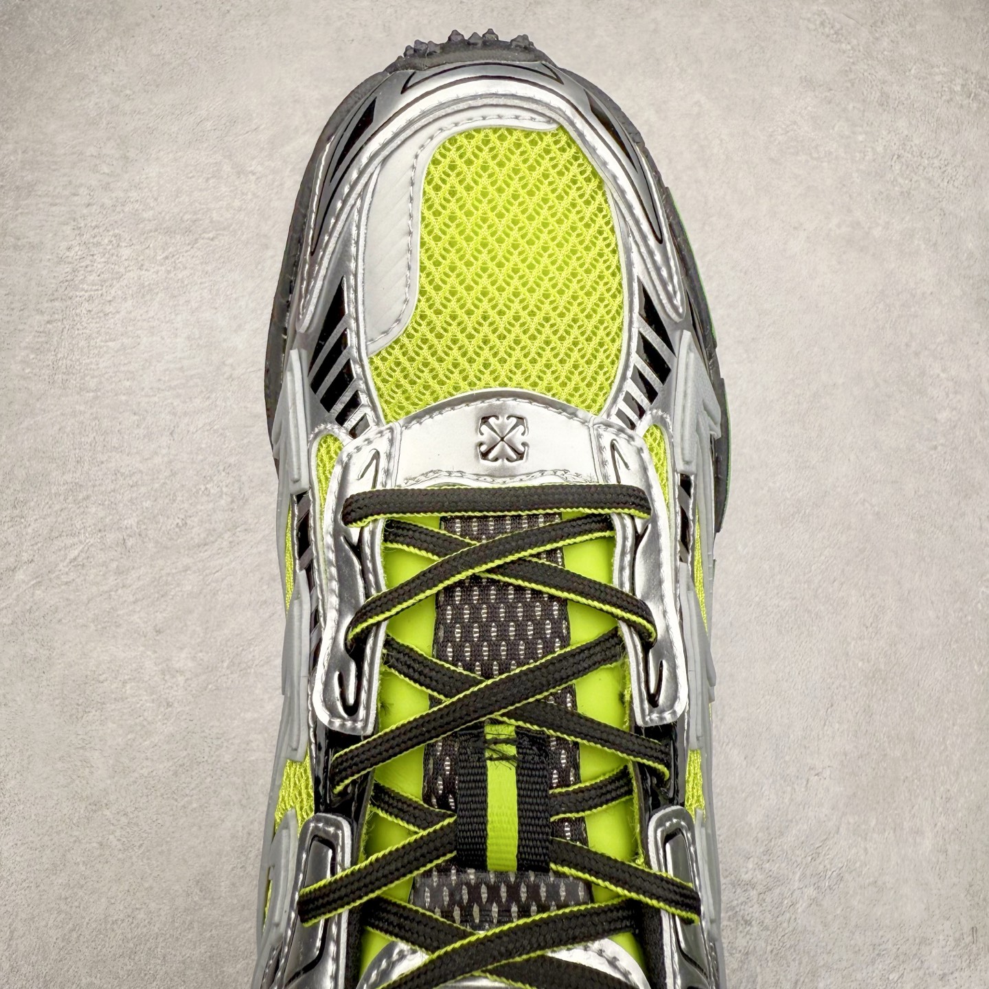 图片[4]-＃KX Off-White 2024年OW最新款跑鞋 #百分百原盒正确版 原楦原纸板数据开发 4层分离大底#鞋面采用3d立体打印和多种材料拼接而成#防滑耐磨透气性轻便跑鞋 作为曾经爆火 并且定位奢潮领域的标志性品牌 Off-White 仍需要不断更新符合当下潮流时尚的复古运动鞋款，以期收获基本盘消费者的关注 此次更新的 Off-White 新款运动鞋将经典复古老爹鞋细节设计更加夸张化 并将标志性箭头设计置于显著位置 除此之外 整个系列的色彩搭配也可谓纷繁多样 总有一款适合你 Off-White最新运动鞋款估计将在未来几个月登陆品牌专柜 喜欢的朋友切莫错过 尺码：36 37 38 39 40 41 42 43 44 45 46 47-选品中心