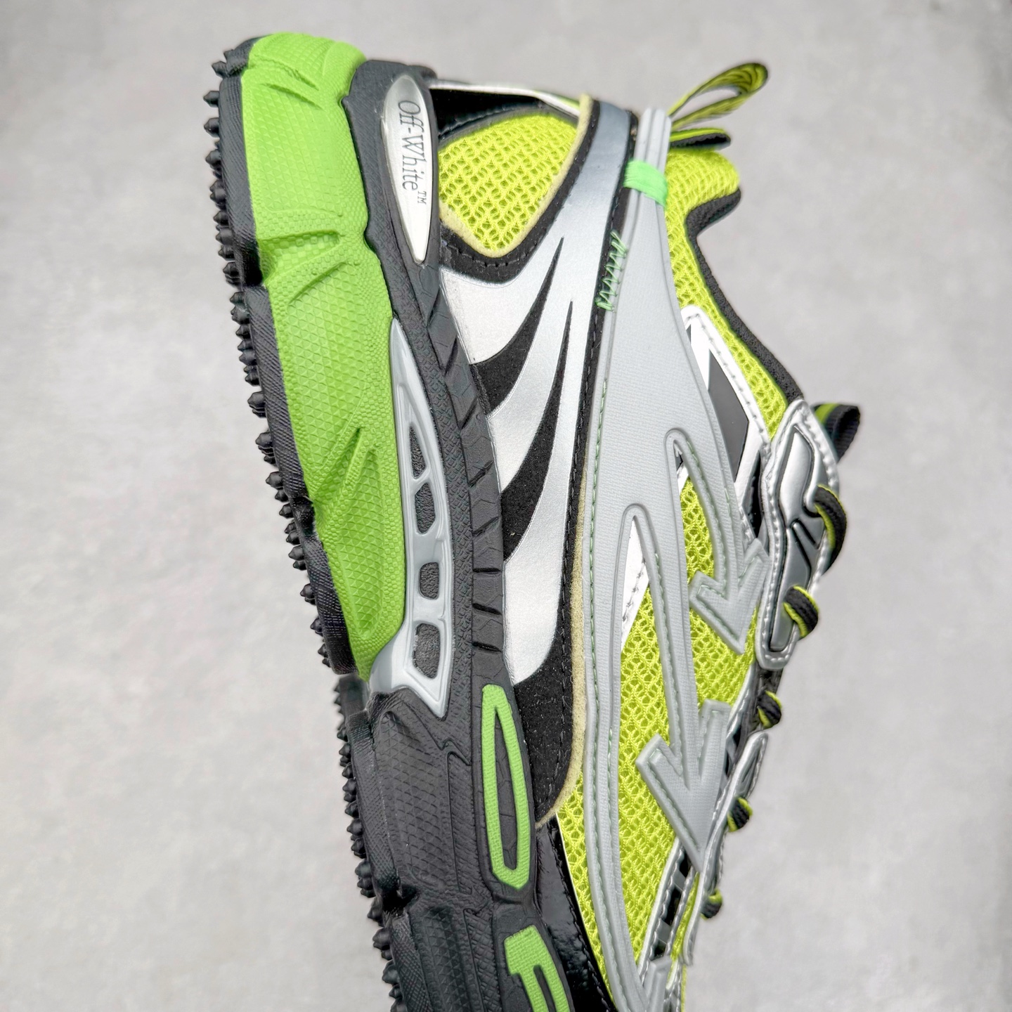 图片[6]-＃KX Off-White 2024年OW最新款跑鞋 #百分百原盒正确版 原楦原纸板数据开发 4层分离大底#鞋面采用3d立体打印和多种材料拼接而成#防滑耐磨透气性轻便跑鞋 作为曾经爆火 并且定位奢潮领域的标志性品牌 Off-White 仍需要不断更新符合当下潮流时尚的复古运动鞋款，以期收获基本盘消费者的关注 此次更新的 Off-White 新款运动鞋将经典复古老爹鞋细节设计更加夸张化 并将标志性箭头设计置于显著位置 除此之外 整个系列的色彩搭配也可谓纷繁多样 总有一款适合你 Off-White最新运动鞋款估计将在未来几个月登陆品牌专柜 喜欢的朋友切莫错过 尺码：36 37 38 39 40 41 42 43 44 45 46 47-选品中心